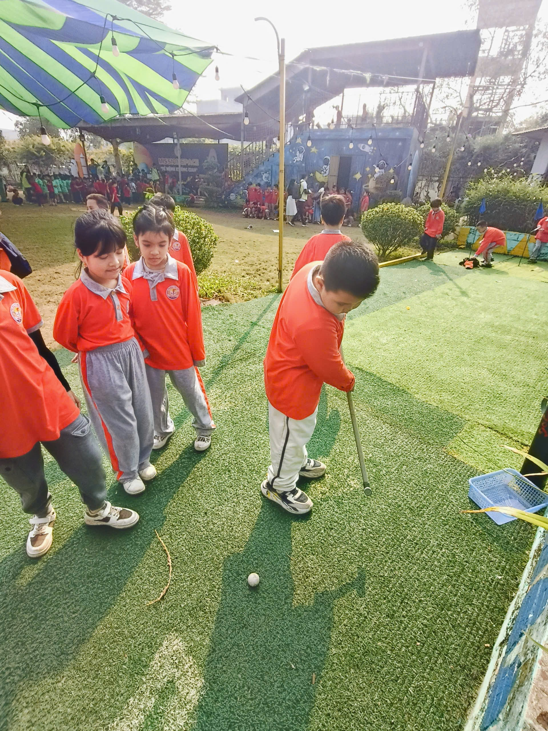 A group of children playing golf
AI-generated content may be incorrect.