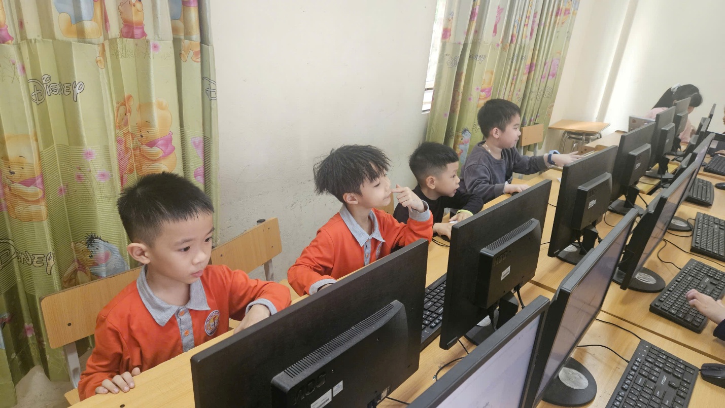 A group of kids sitting at computers

AI-generated content may be incorrect.