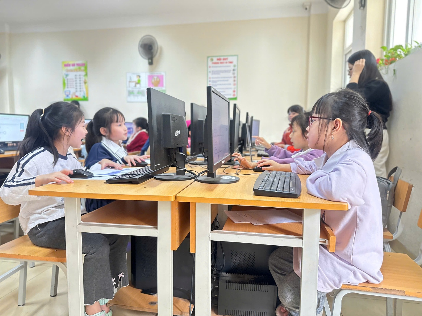 A group of children using computers in a classroom

AI-generated content may be incorrect.