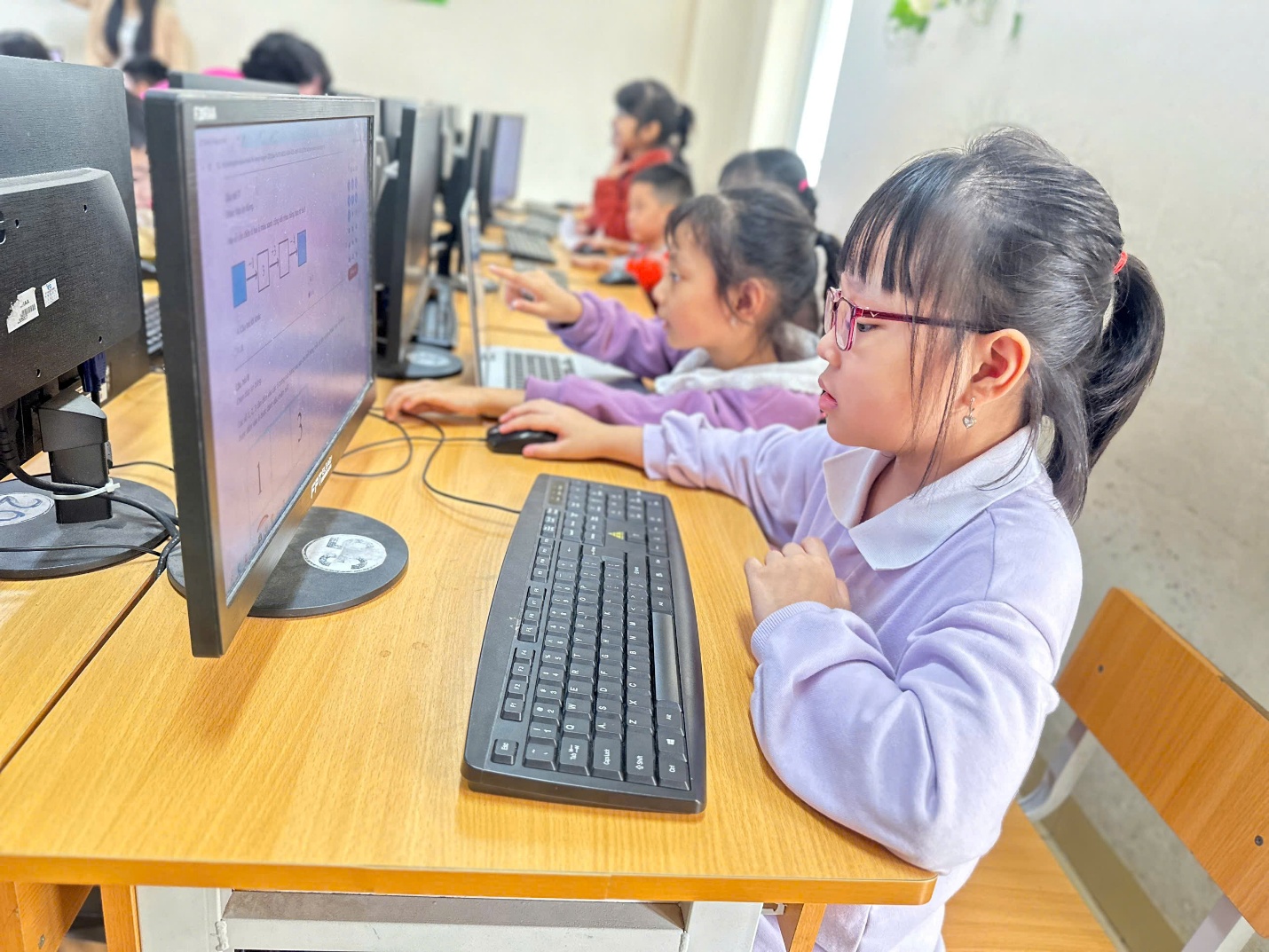 A group of children using computers

AI-generated content may be incorrect.