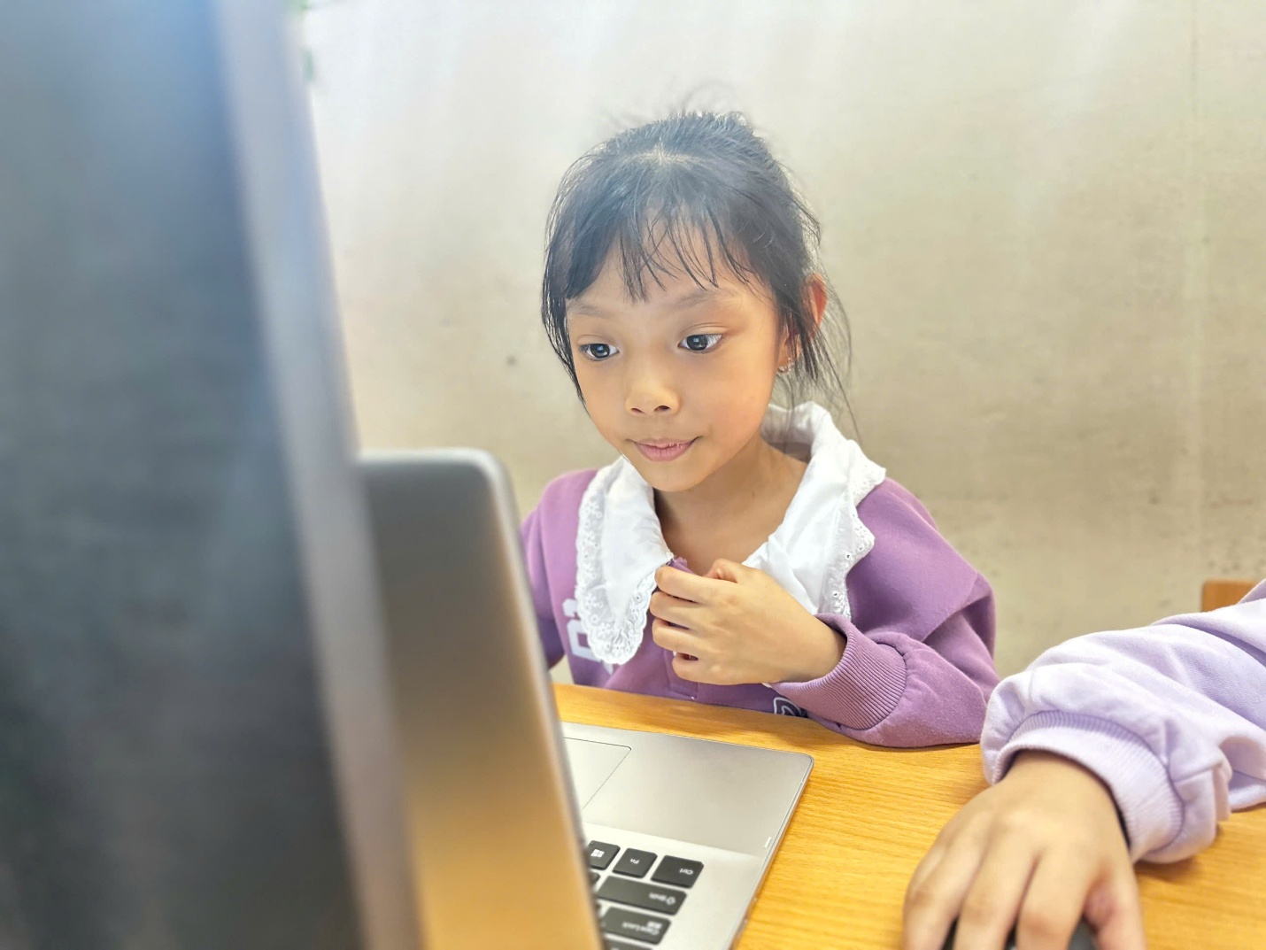 A child looking at a computer

AI-generated content may be incorrect.
