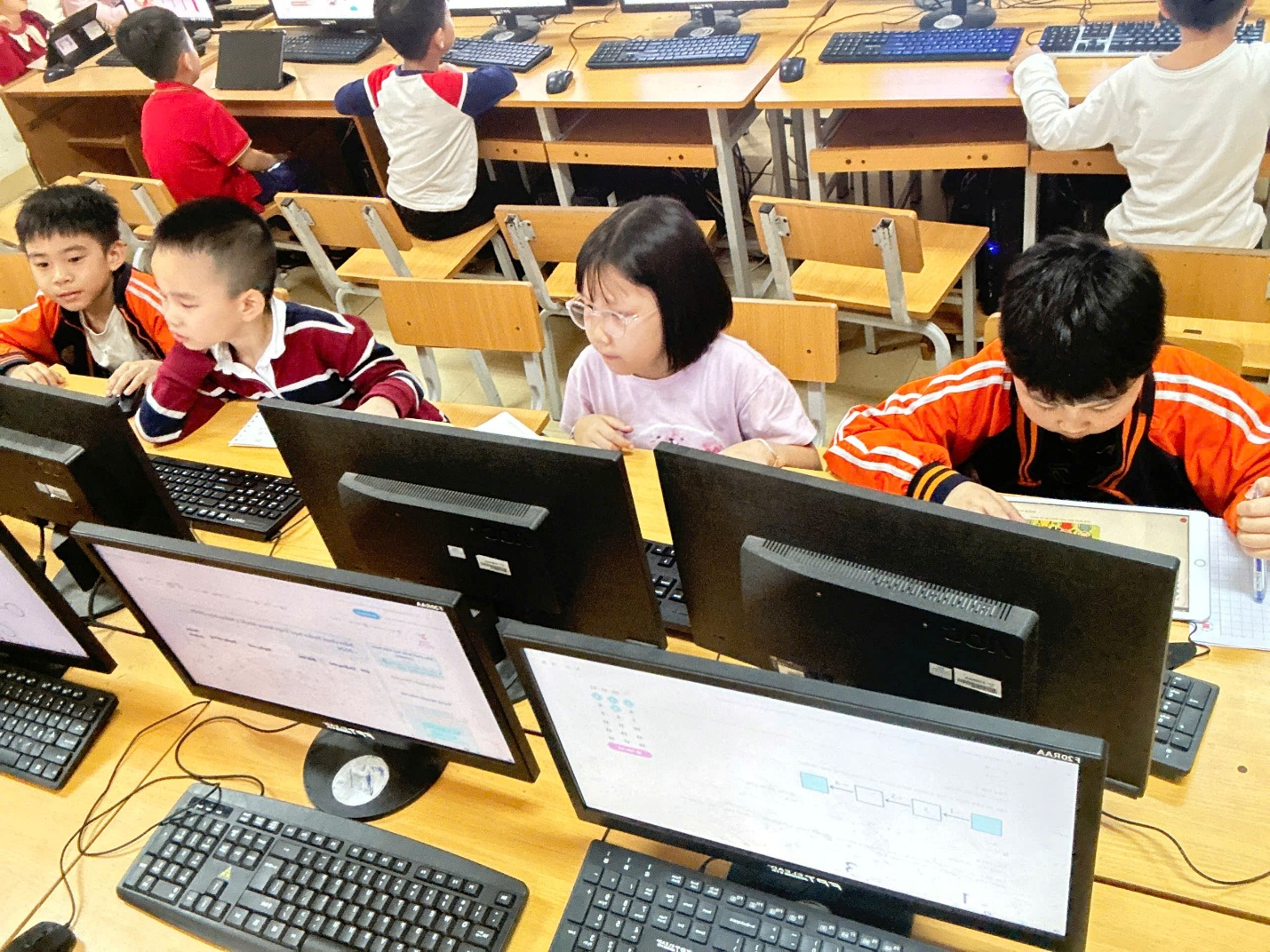 A group of children working on computers

AI-generated content may be incorrect.