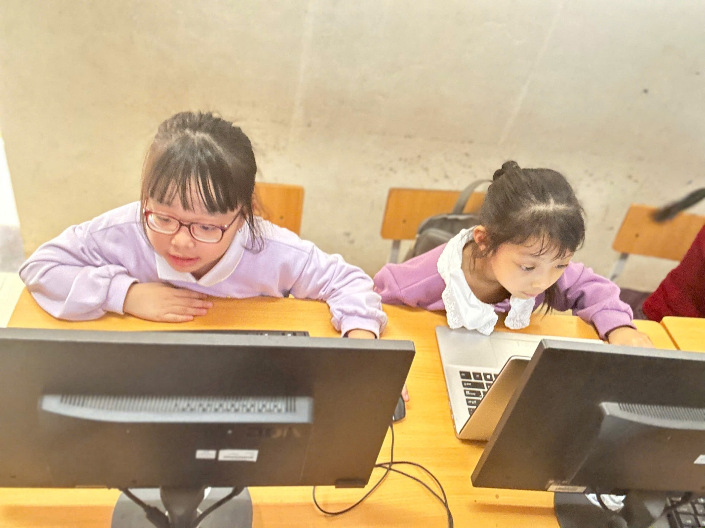 A couple of girls using computers

AI-generated content may be incorrect.