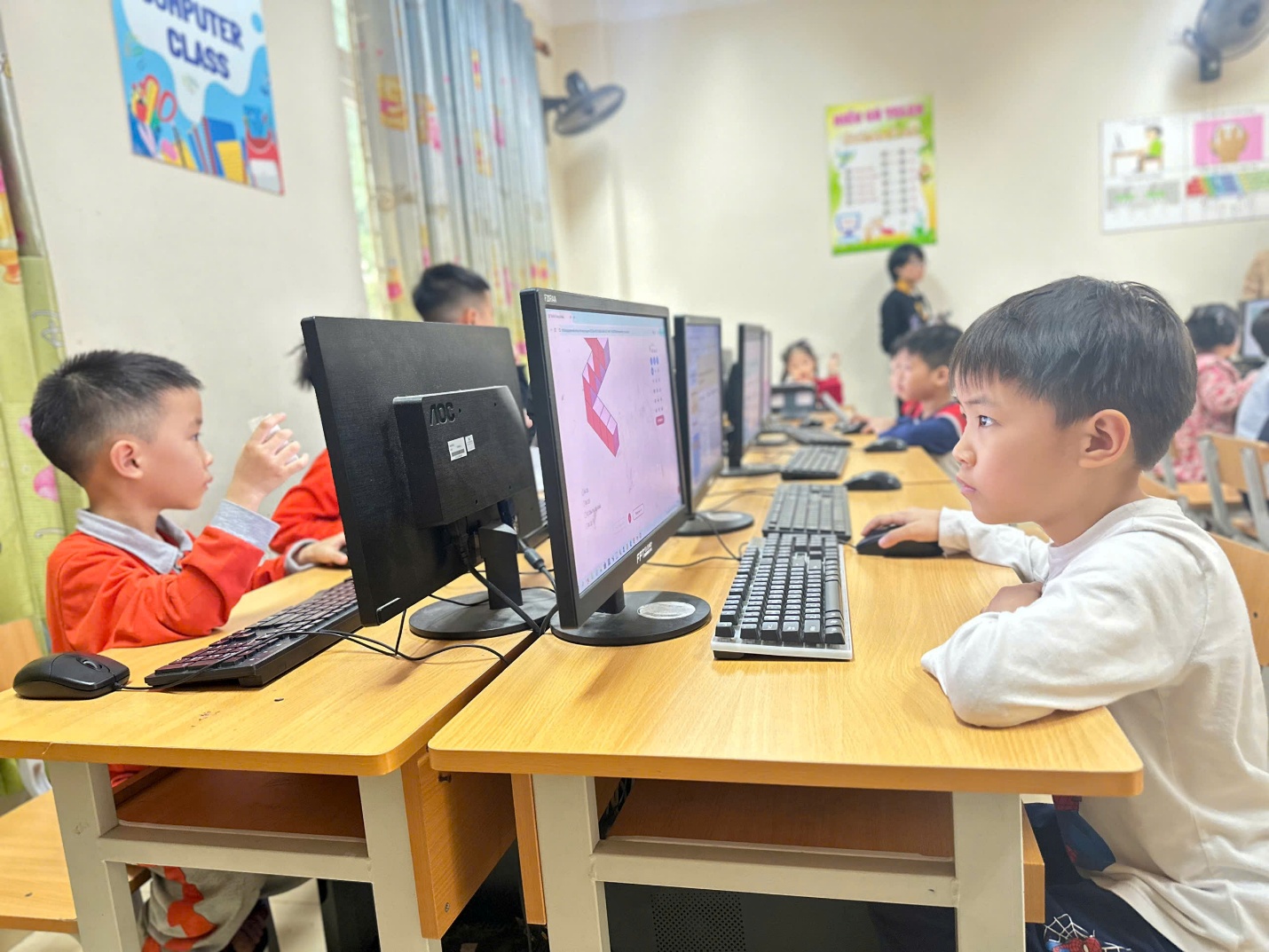 A group of kids sitting at computers

AI-generated content may be incorrect.