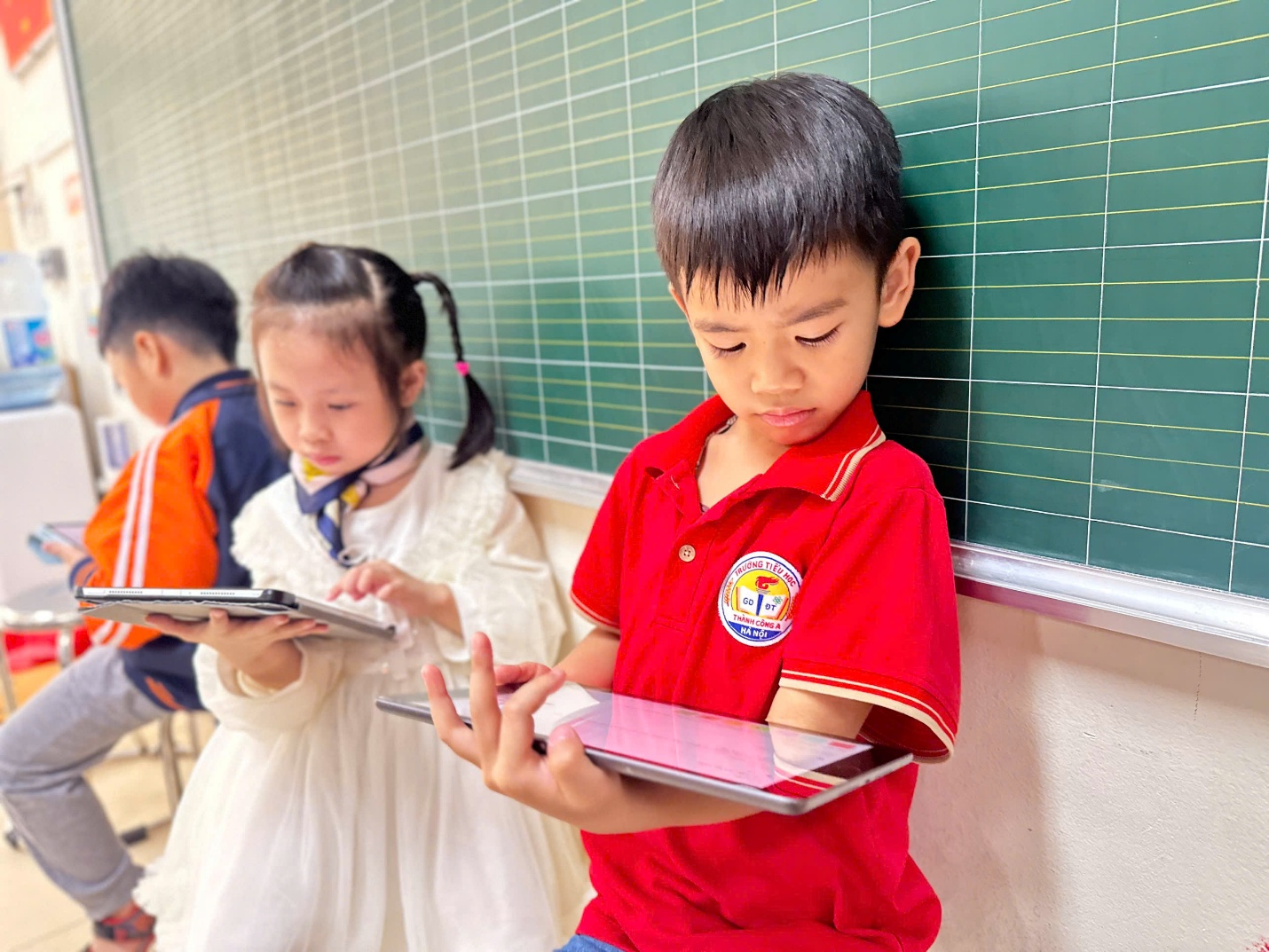 A group of children using a tablet

AI-generated content may be incorrect.