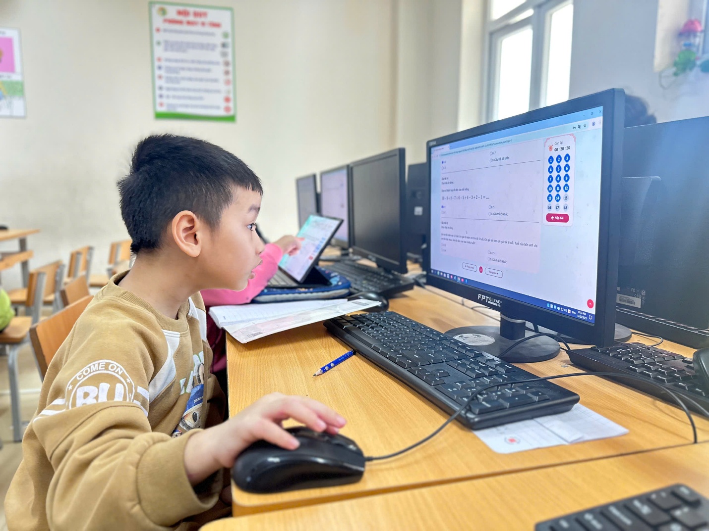 A child using a computer

AI-generated content may be incorrect.