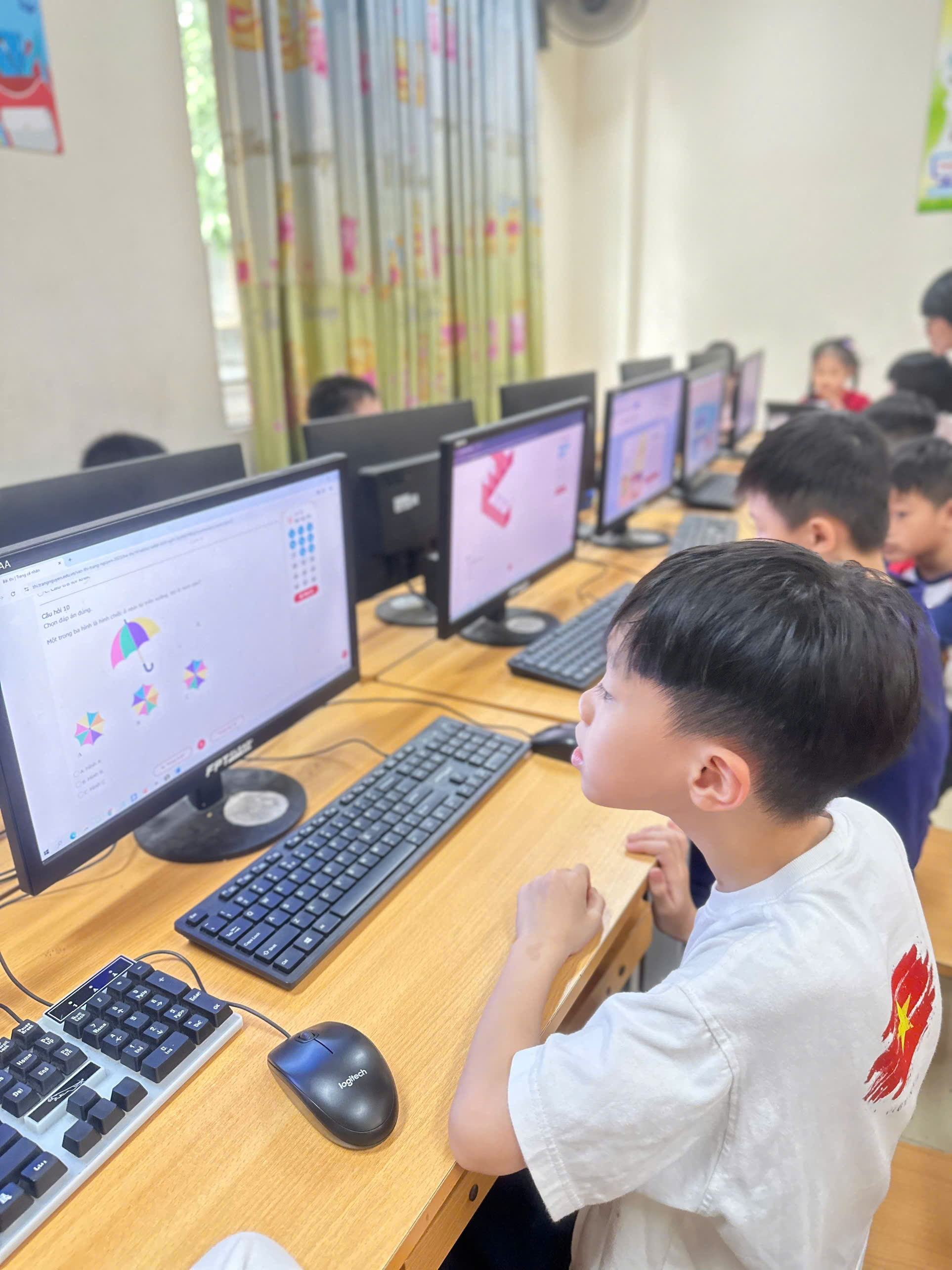 A group of children sitting at a desk with computers

AI-generated content may be incorrect.