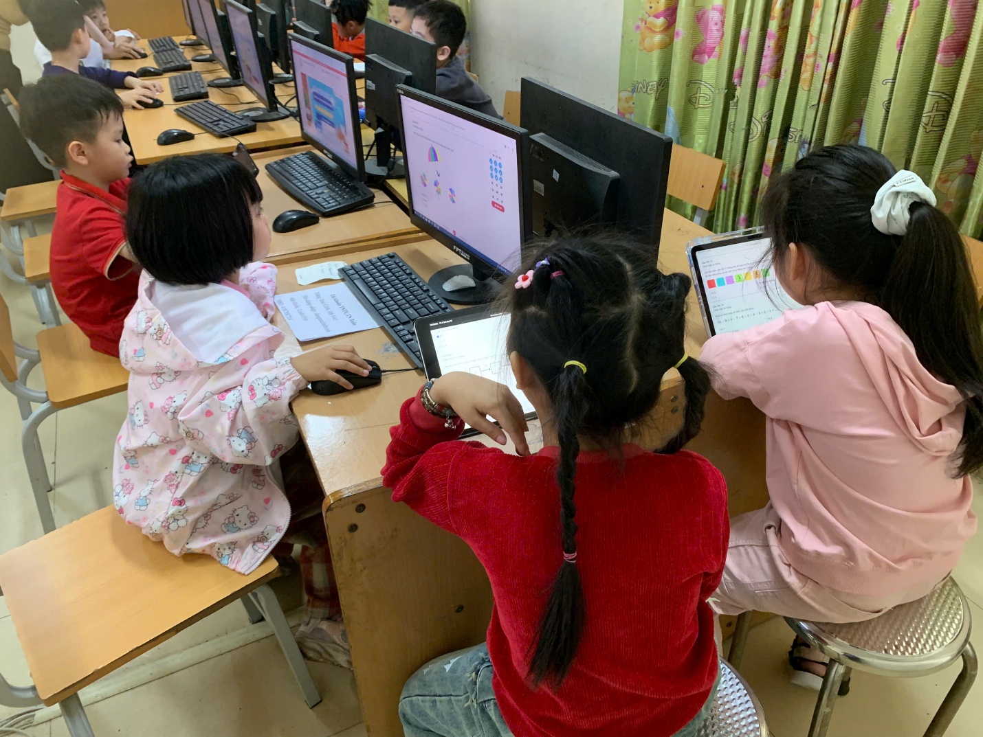 A group of children sitting at computers

AI-generated content may be incorrect.