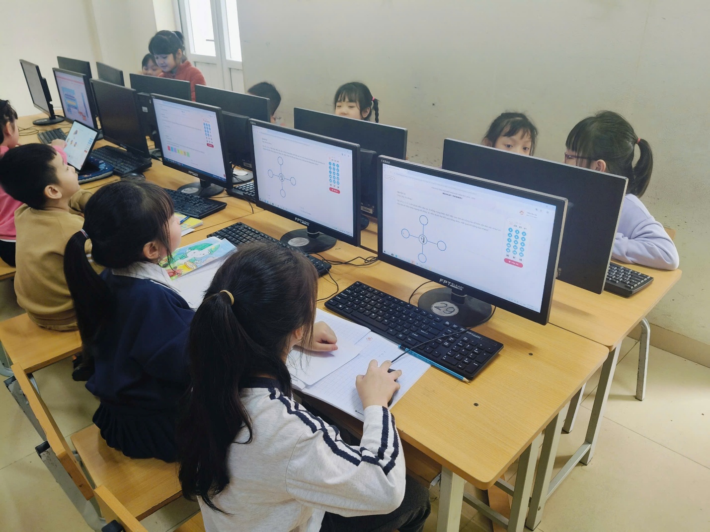 A group of children in a classroom

AI-generated content may be incorrect.