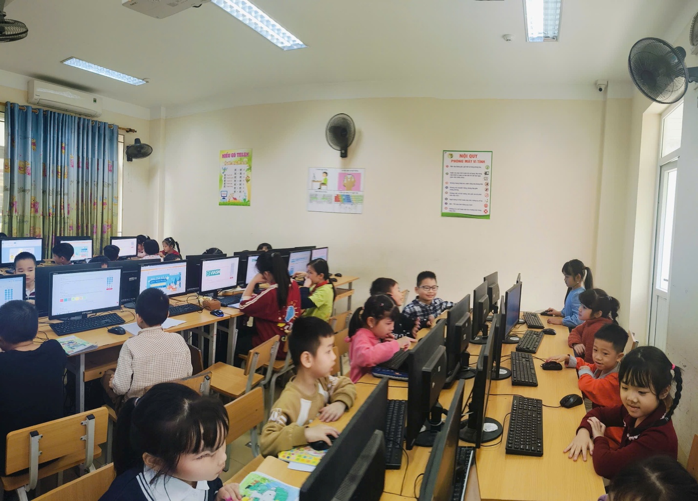 A group of children in a classroom

AI-generated content may be incorrect.