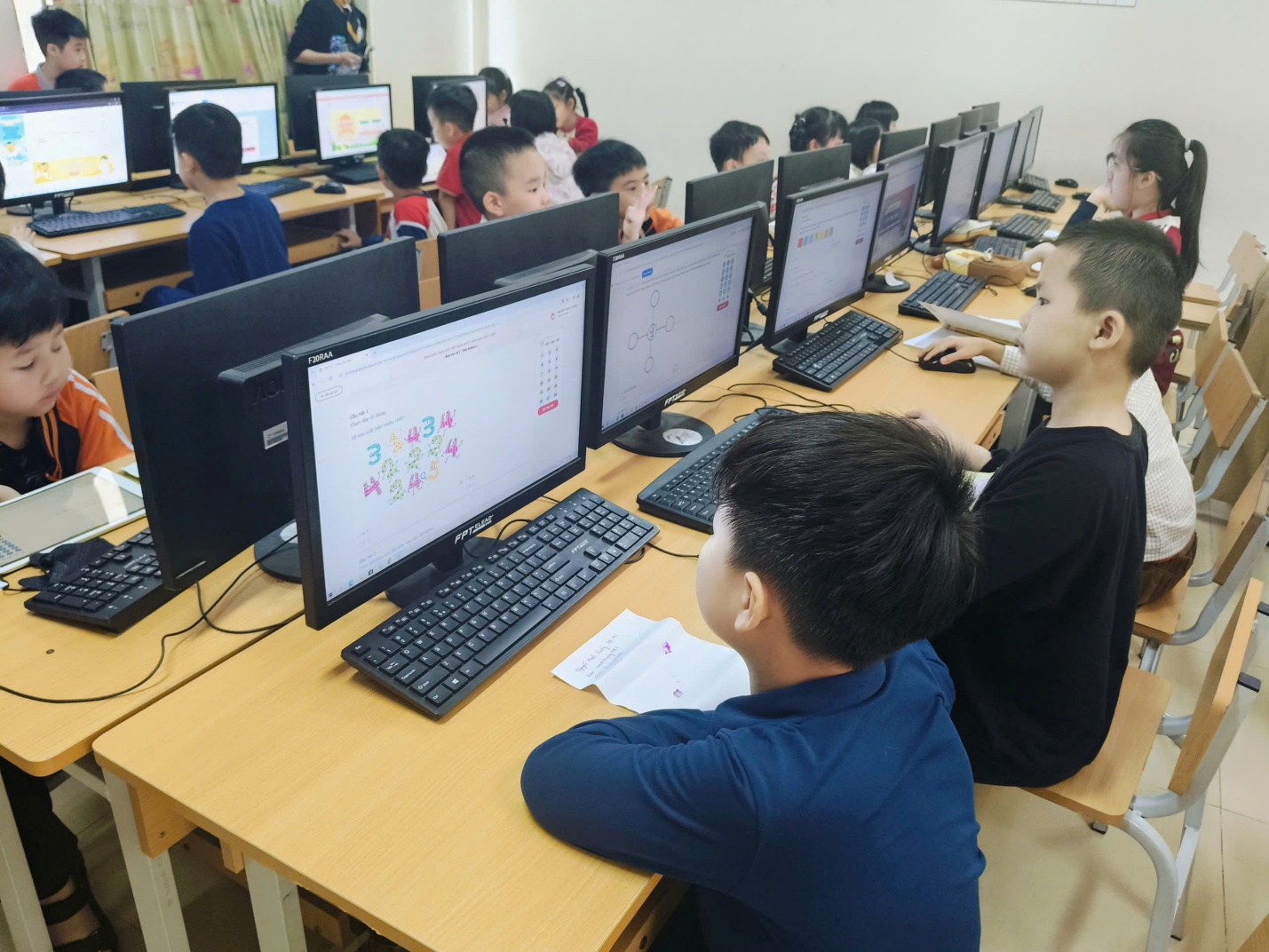 A group of kids sitting at computers

AI-generated content may be incorrect.