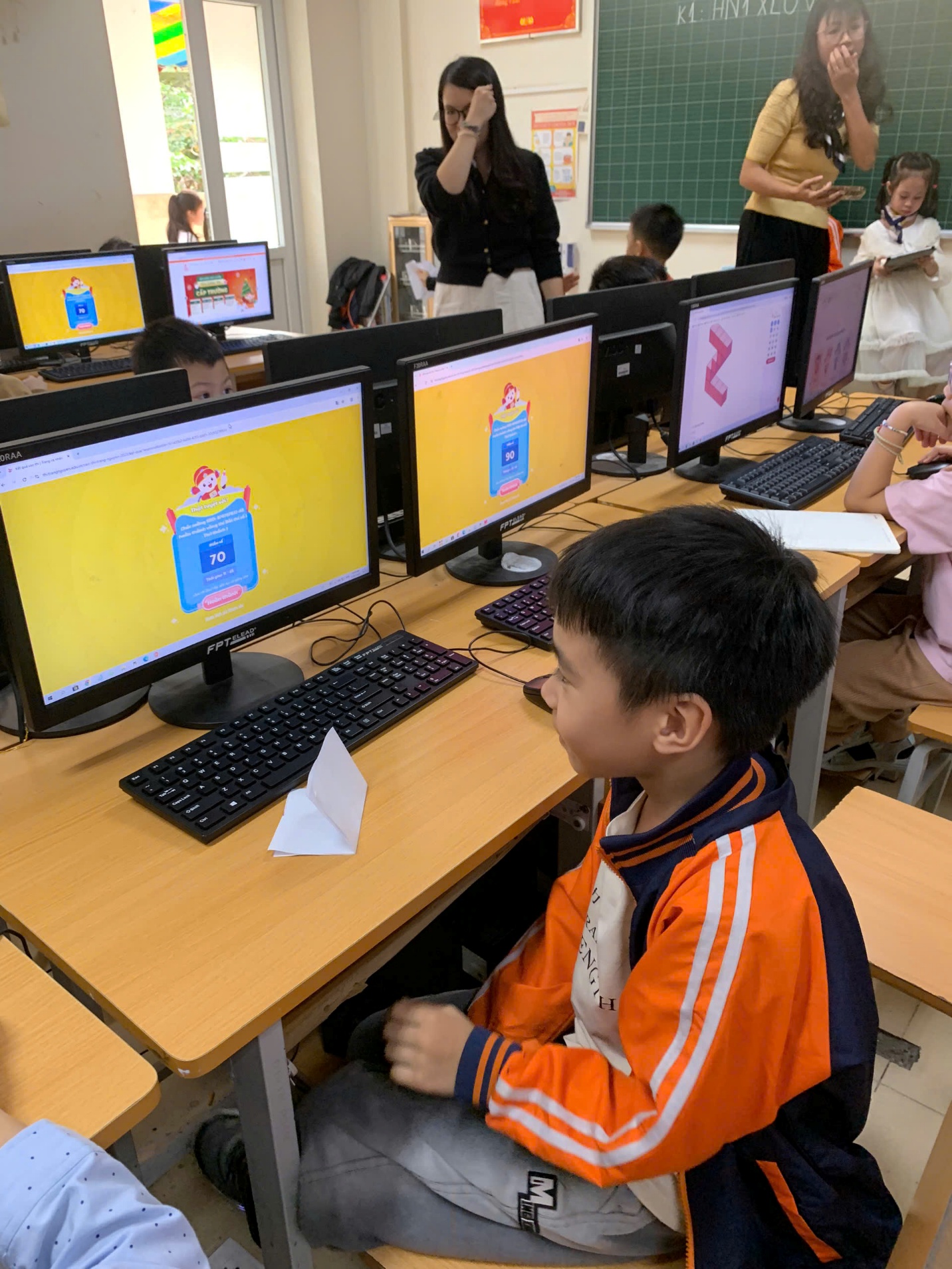 A group of children in a classroom

AI-generated content may be incorrect.