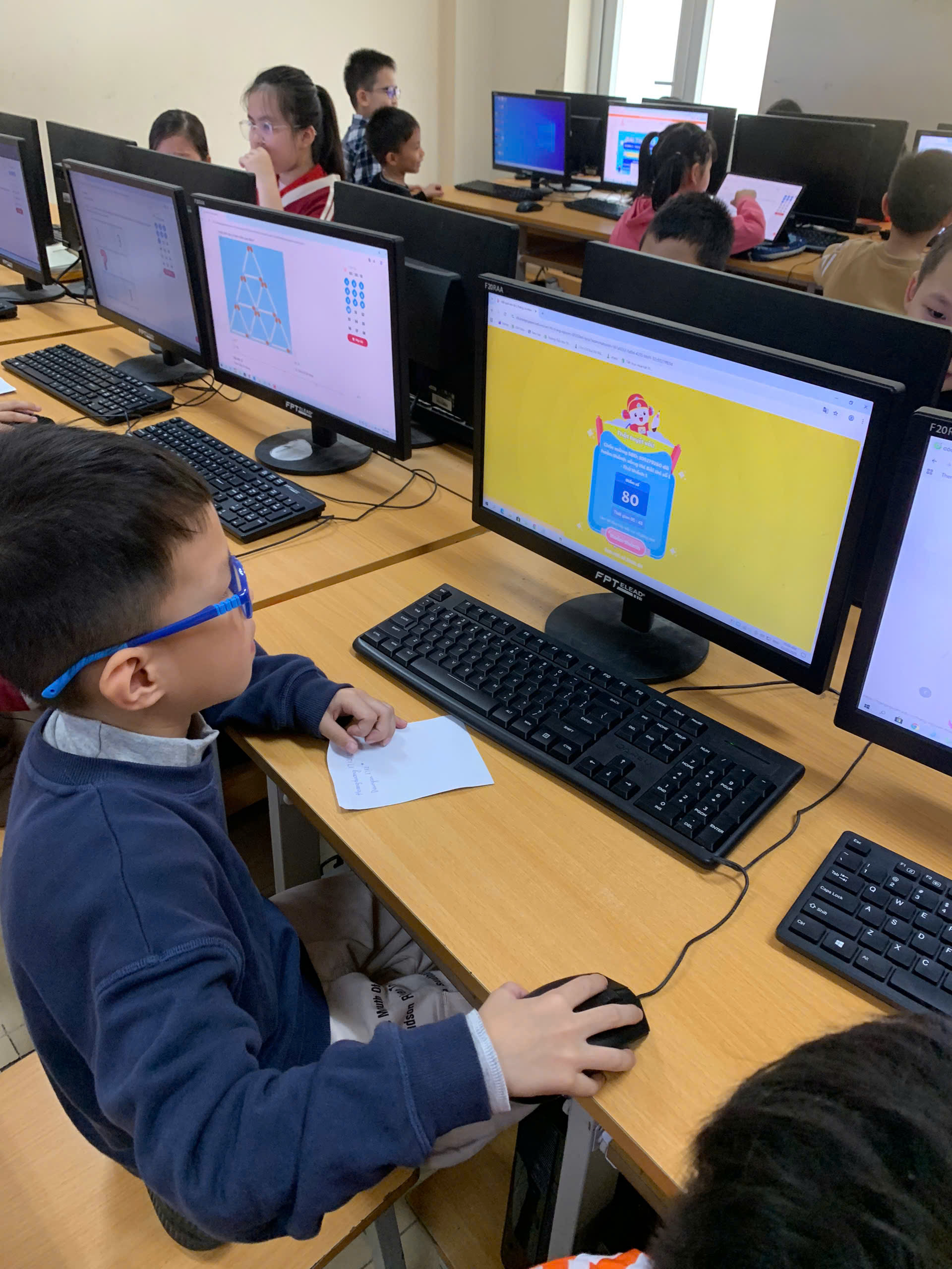 A group of kids working on computers

AI-generated content may be incorrect.