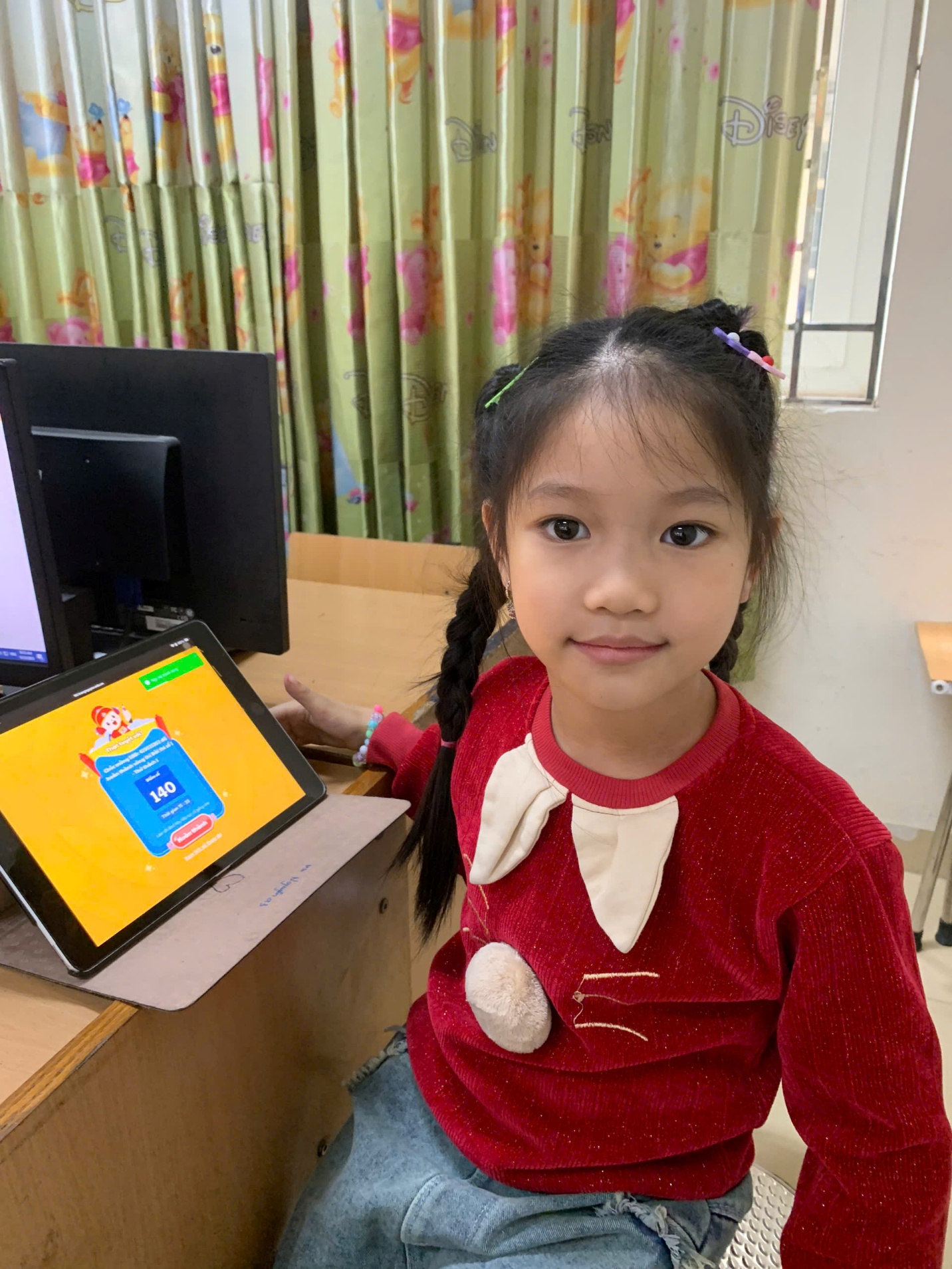 A child sitting in front of a computer

AI-generated content may be incorrect.