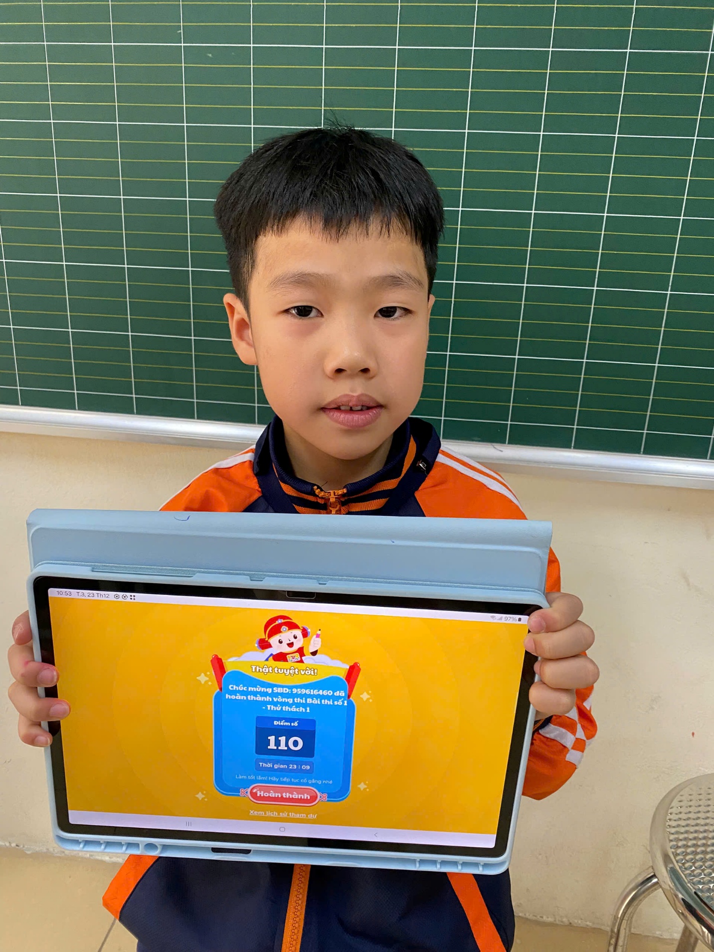 A child holding a tablet

AI-generated content may be incorrect.