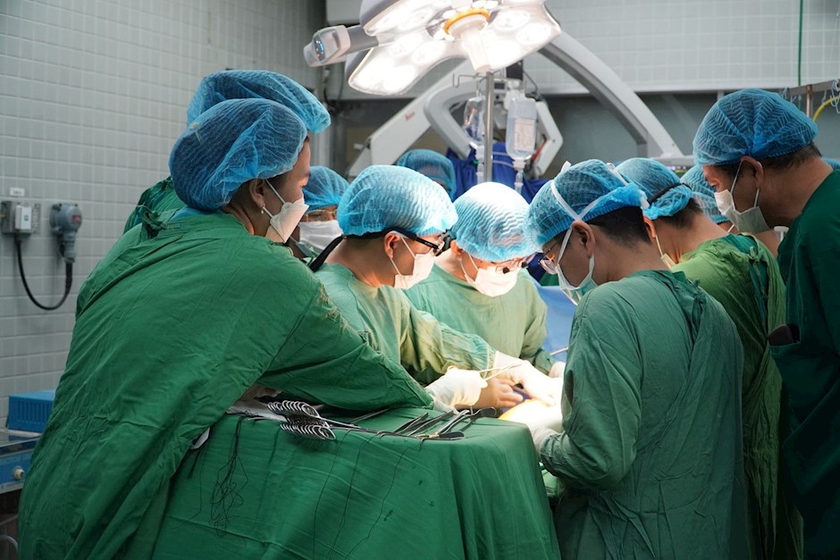 Các bác sĩ thực hiện phẫu thuật cho bệnh nhân