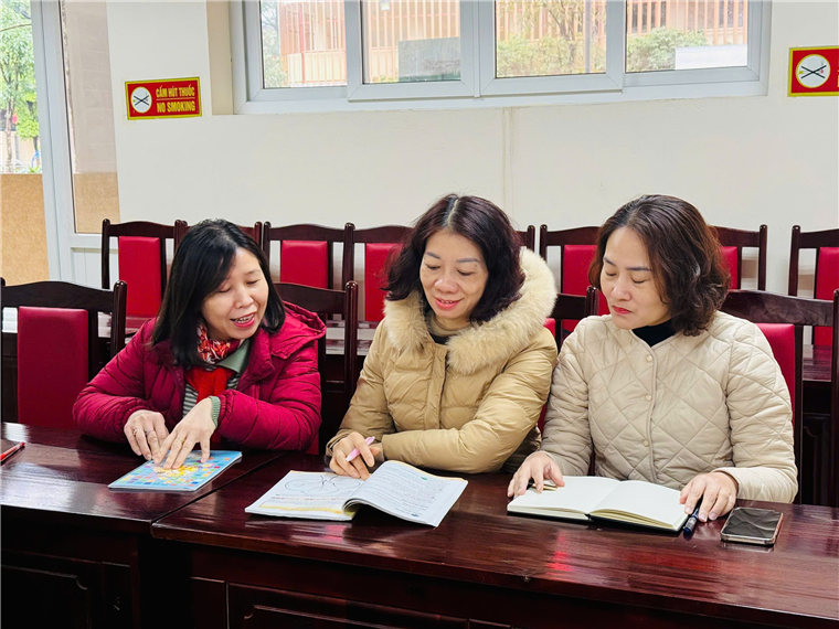 A group of women sitting at a table

AI-generated content may be incorrect.