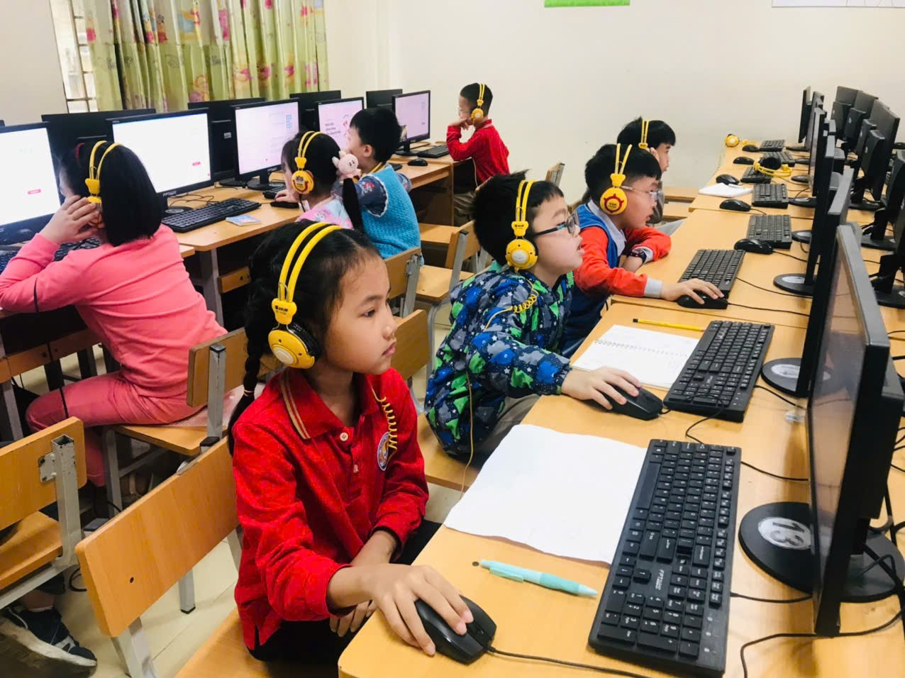 A group of children in a computer lab

AI-generated content may be incorrect.