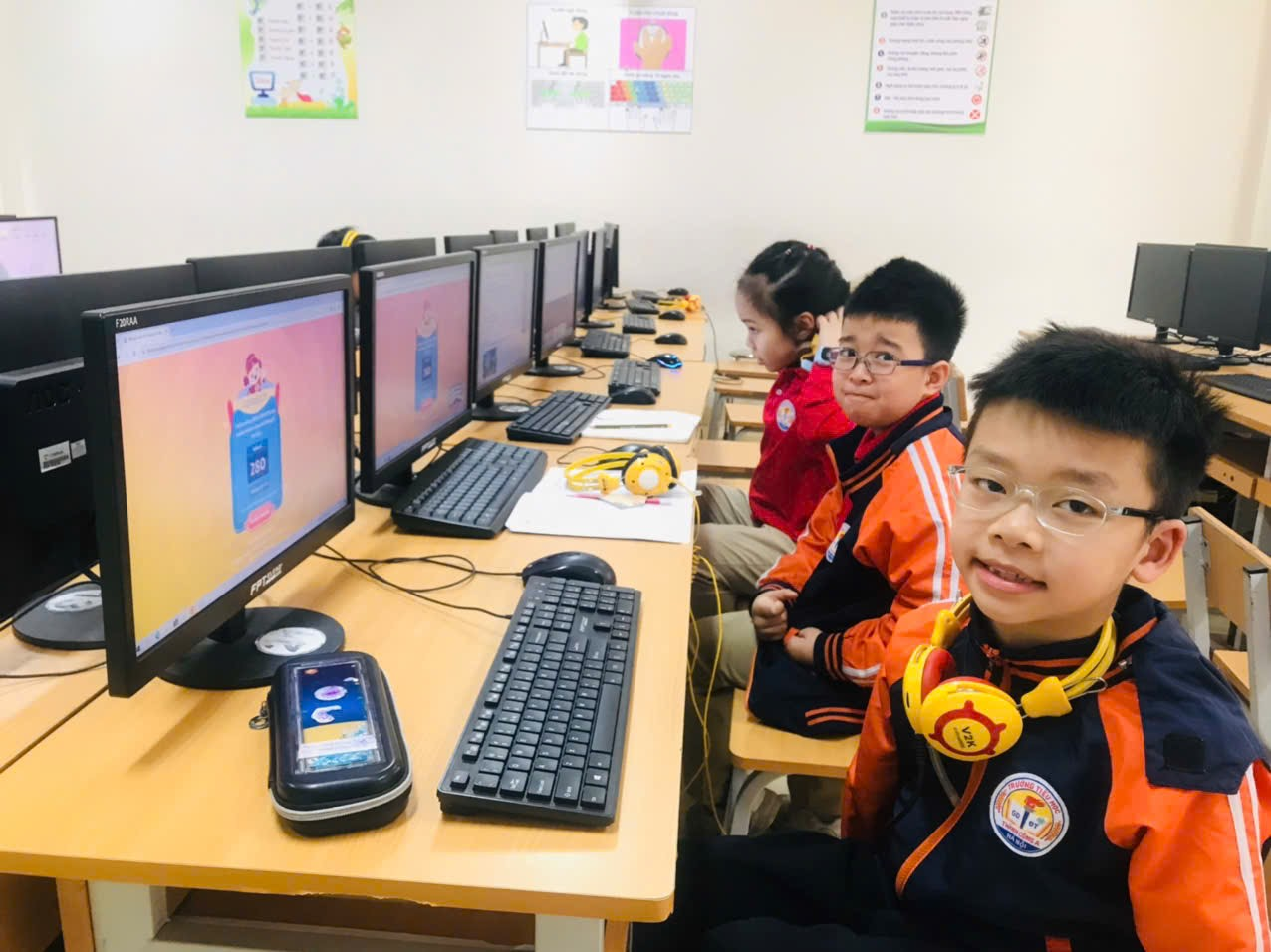 A group of kids sitting at computers

AI-generated content may be incorrect.