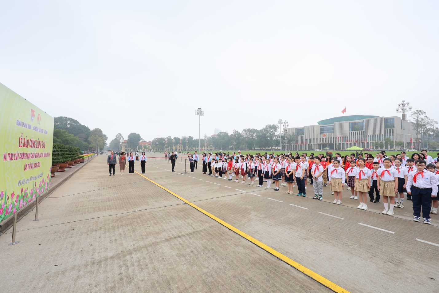 C:\Users\ABCD\Desktop\ĐH Cháu ngoan BH quận BĐ\BINH9945.JPG
