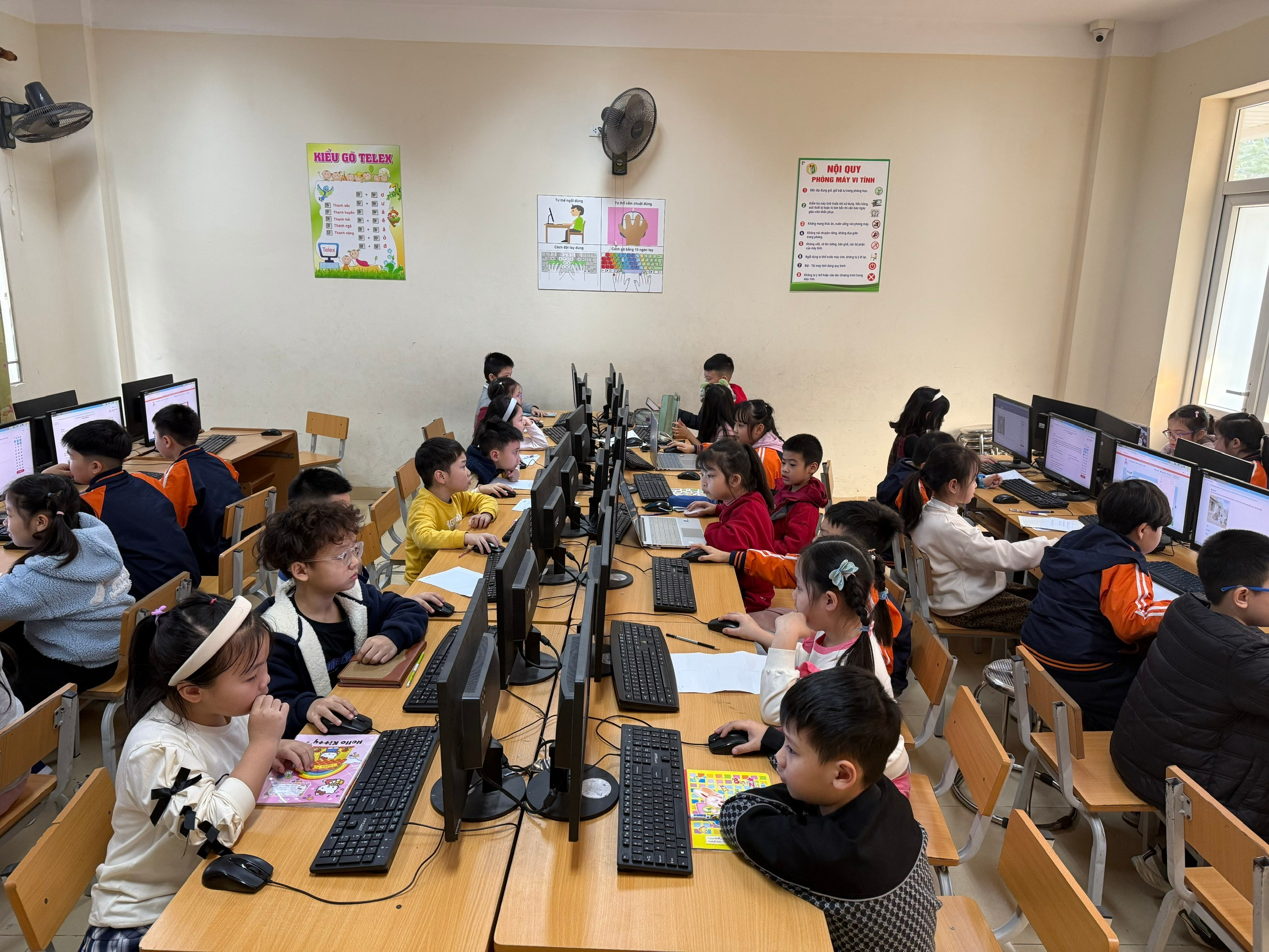 A group of children in a classroom

AI-generated content may be incorrect.