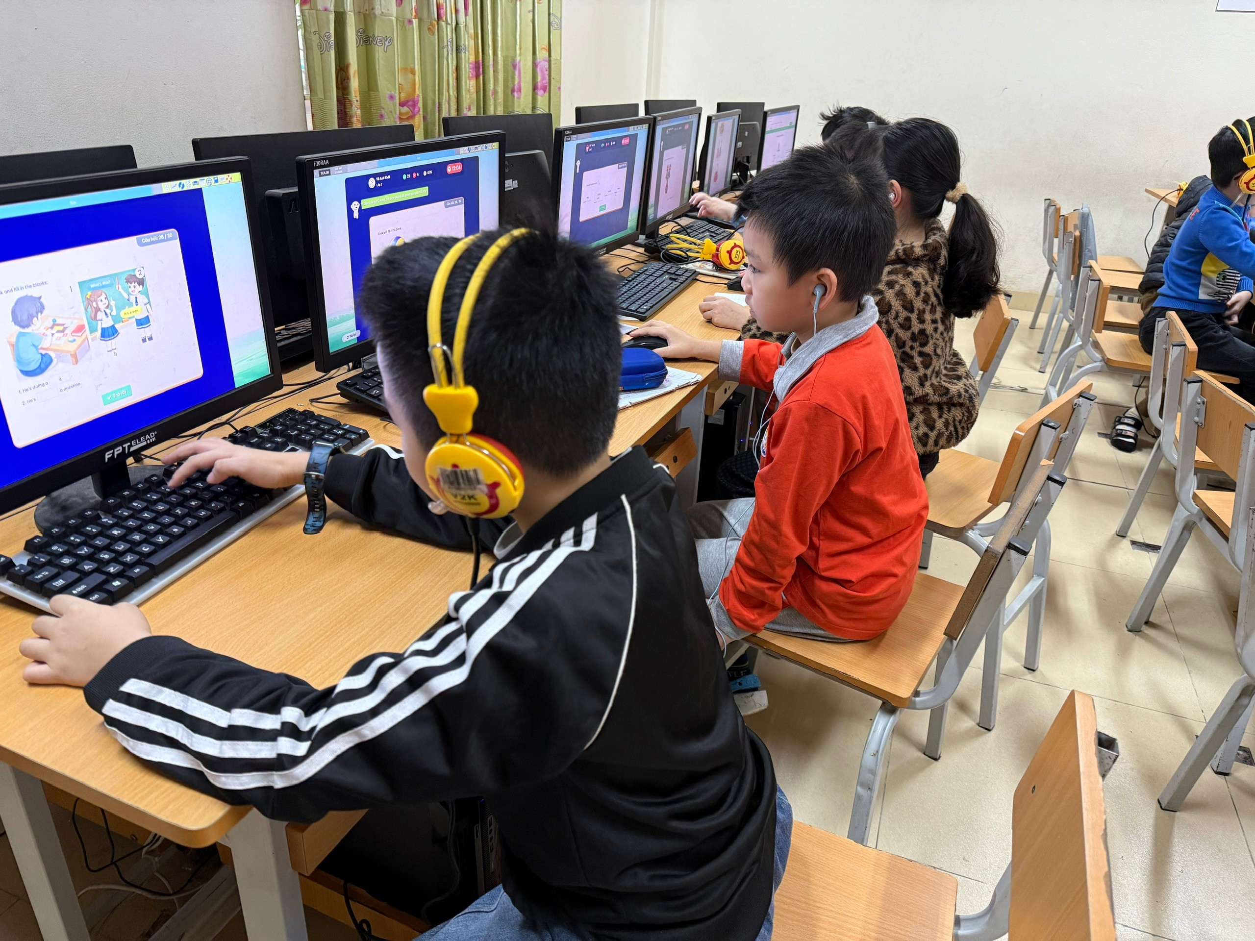 A group of kids sitting at computers

AI-generated content may be incorrect.
