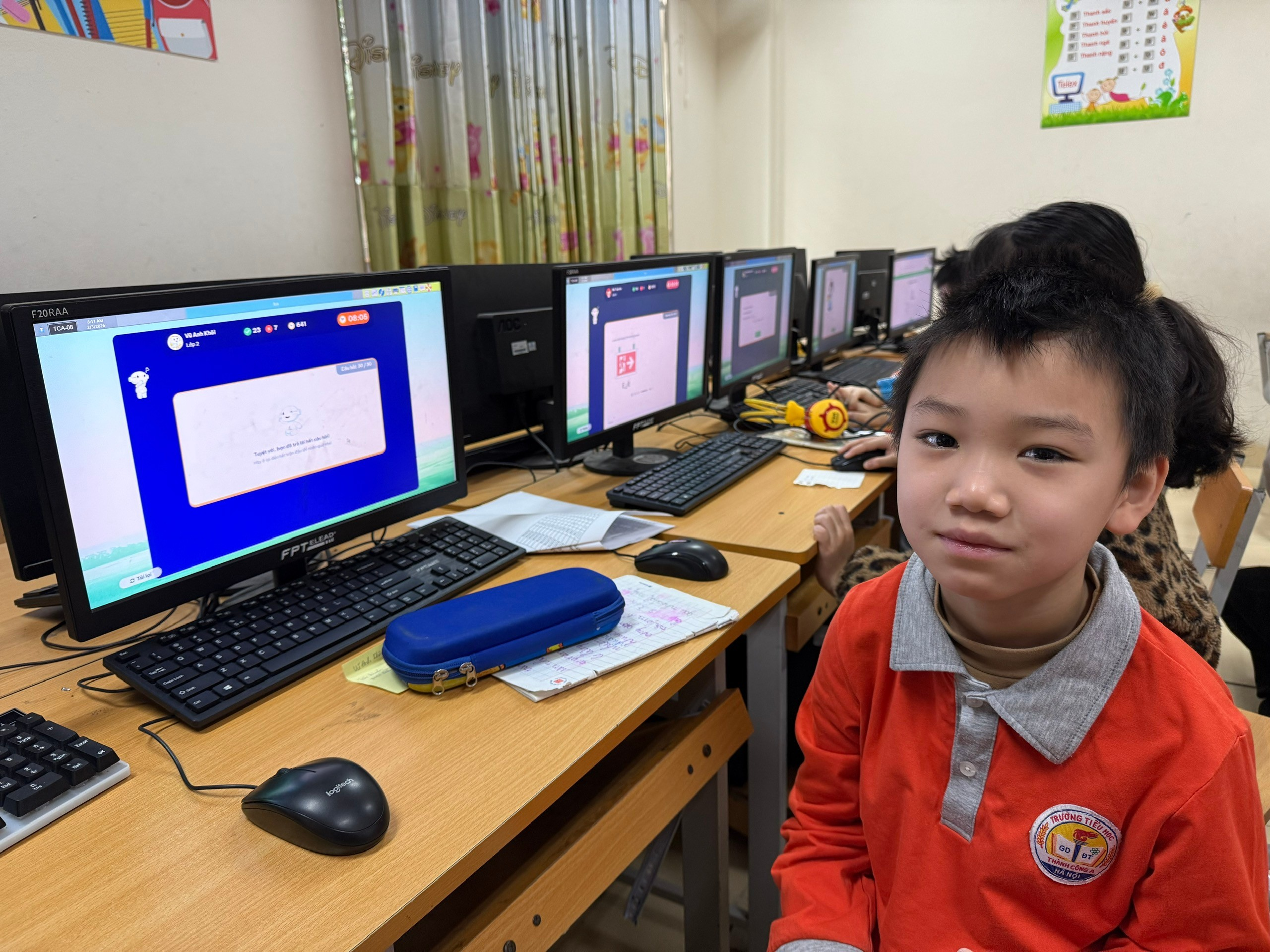 A child sitting in front of a computer

AI-generated content may be incorrect.