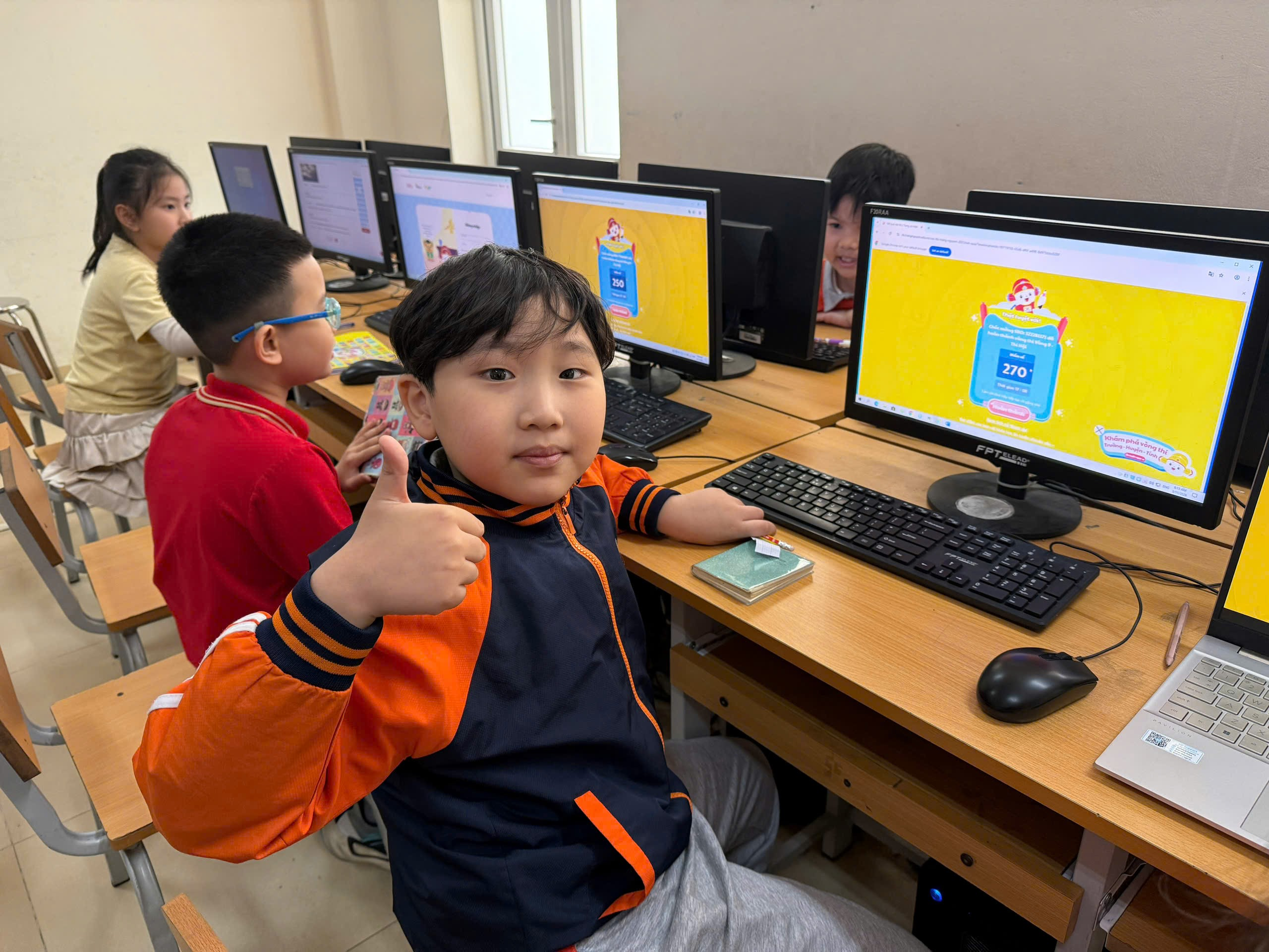 A group of kids sitting at a desk with computers

AI-generated content may be incorrect.