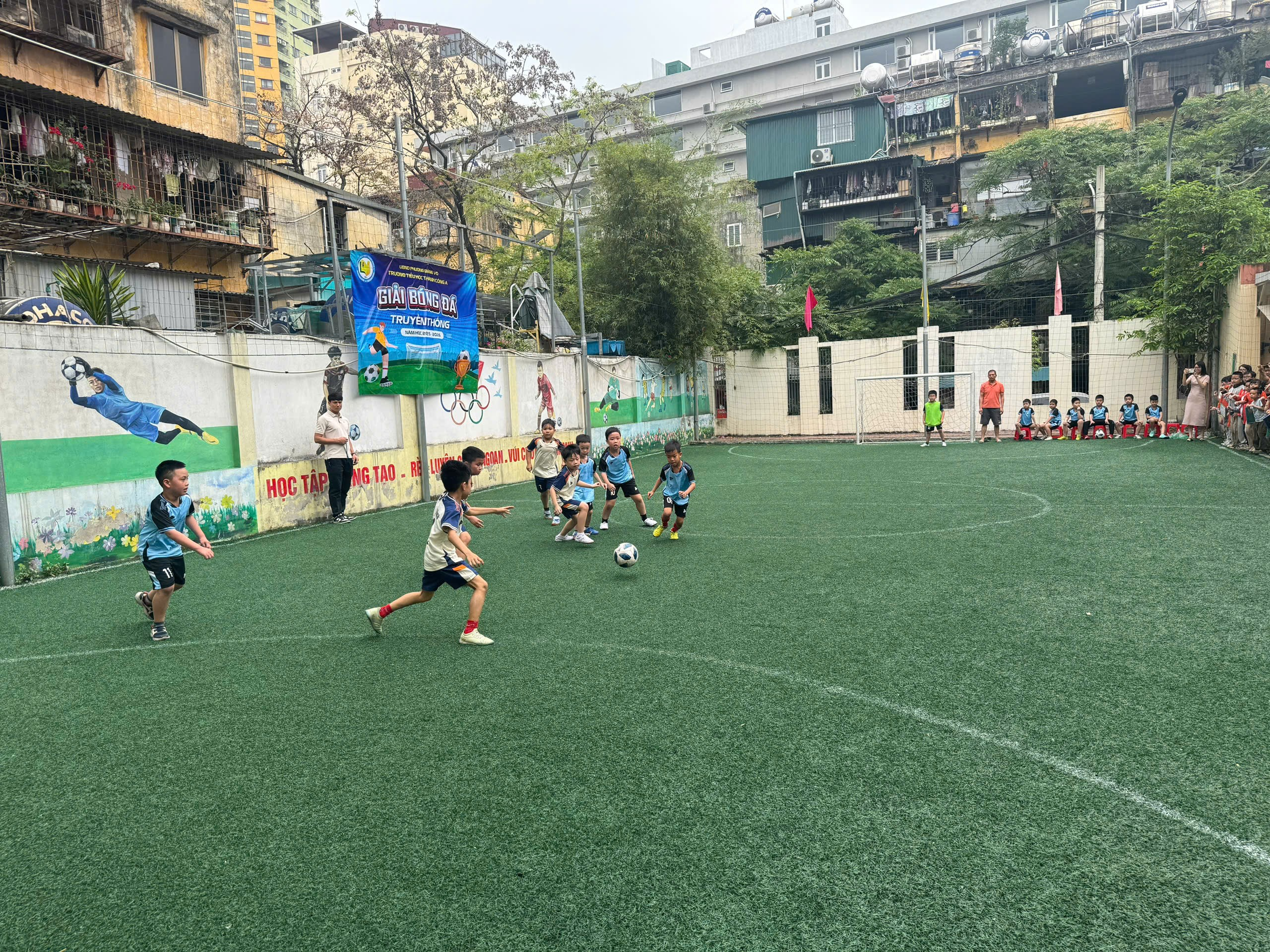 A group of kids playing football

AI-generated content may be incorrect.