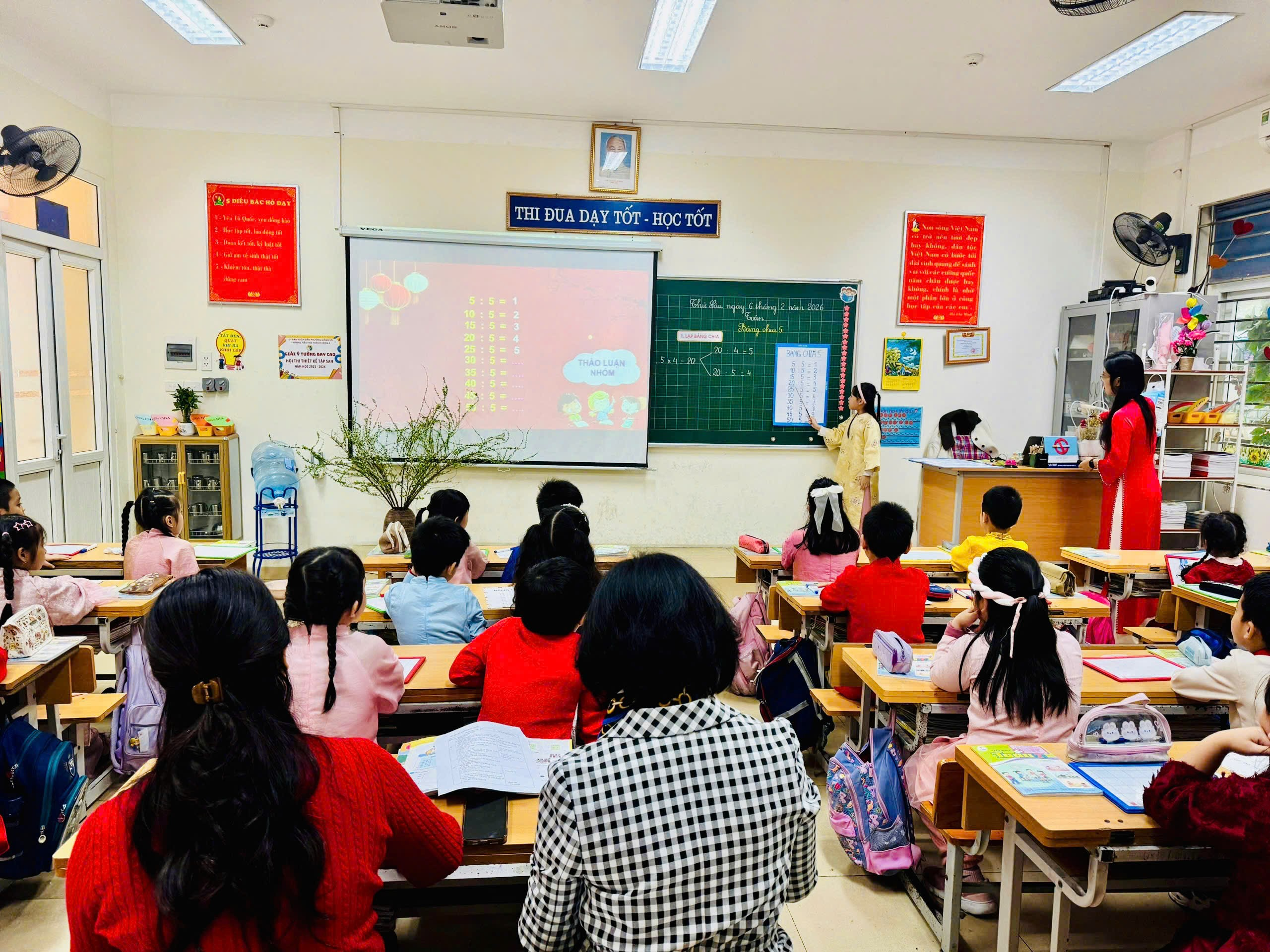 A group of children in a classroom
AI-generated content may be incorrect.