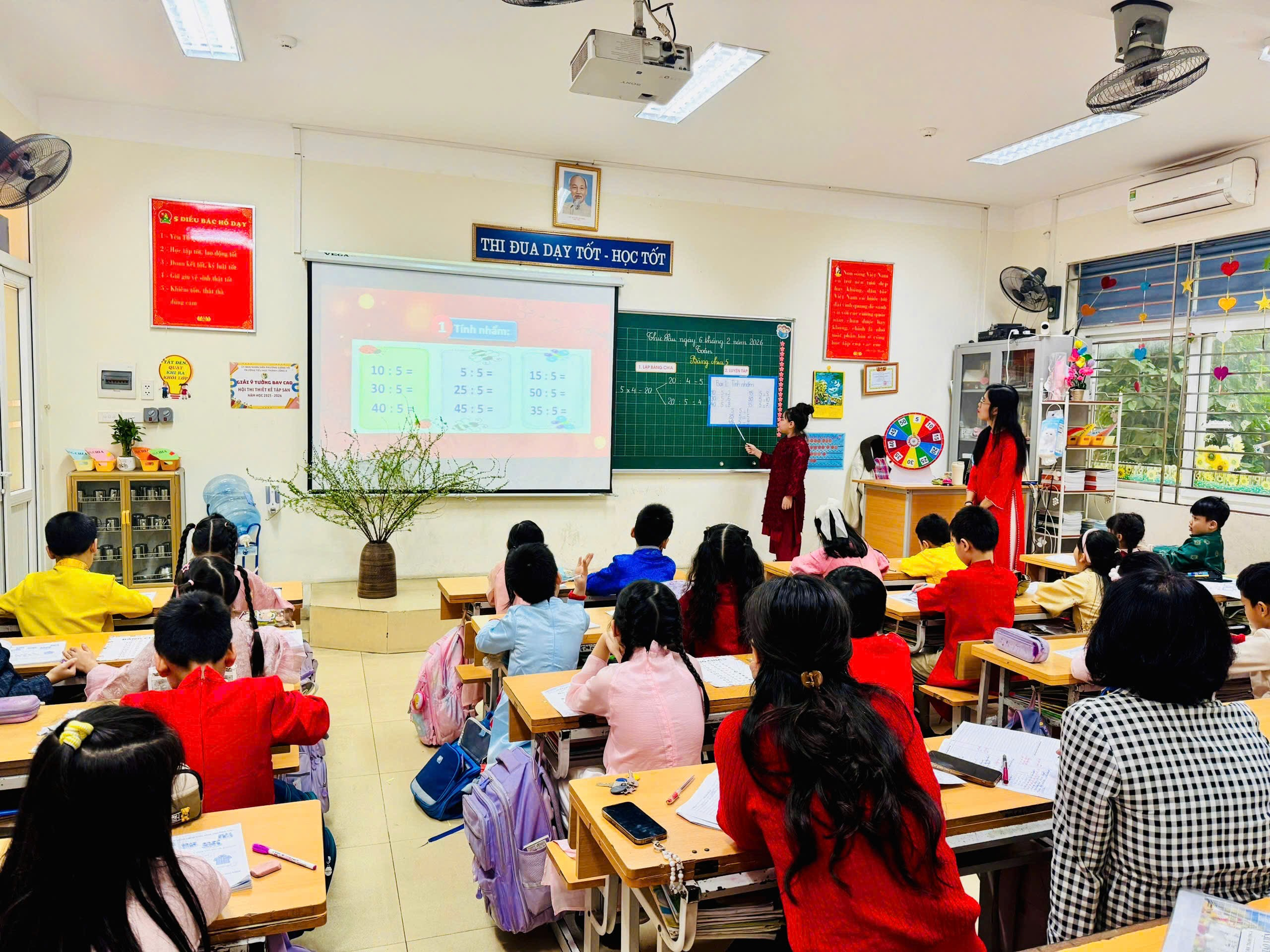 A classroom with a group of students
AI-generated content may be incorrect.