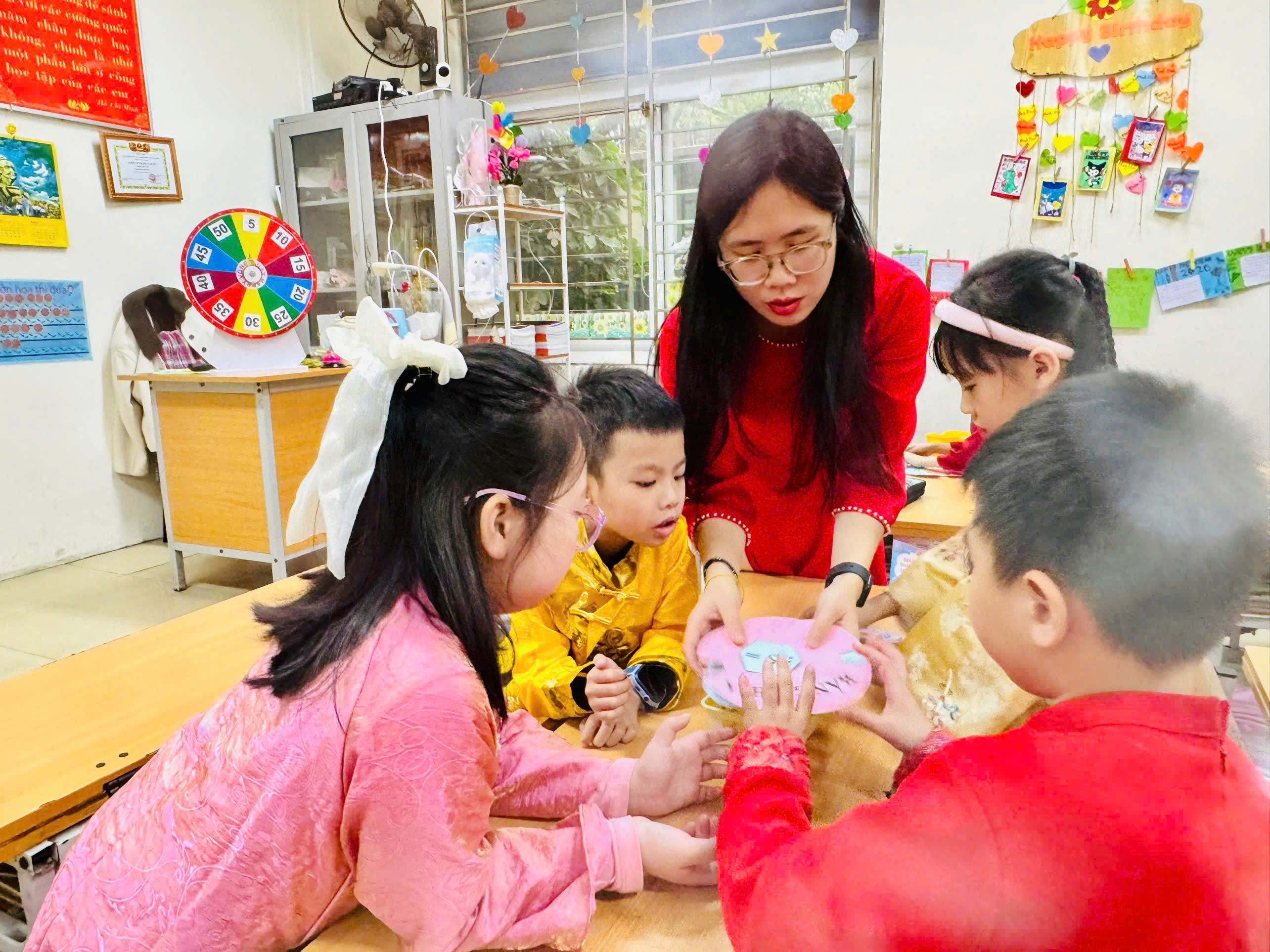 A group of children sitting around a table
AI-generated content may be incorrect.
