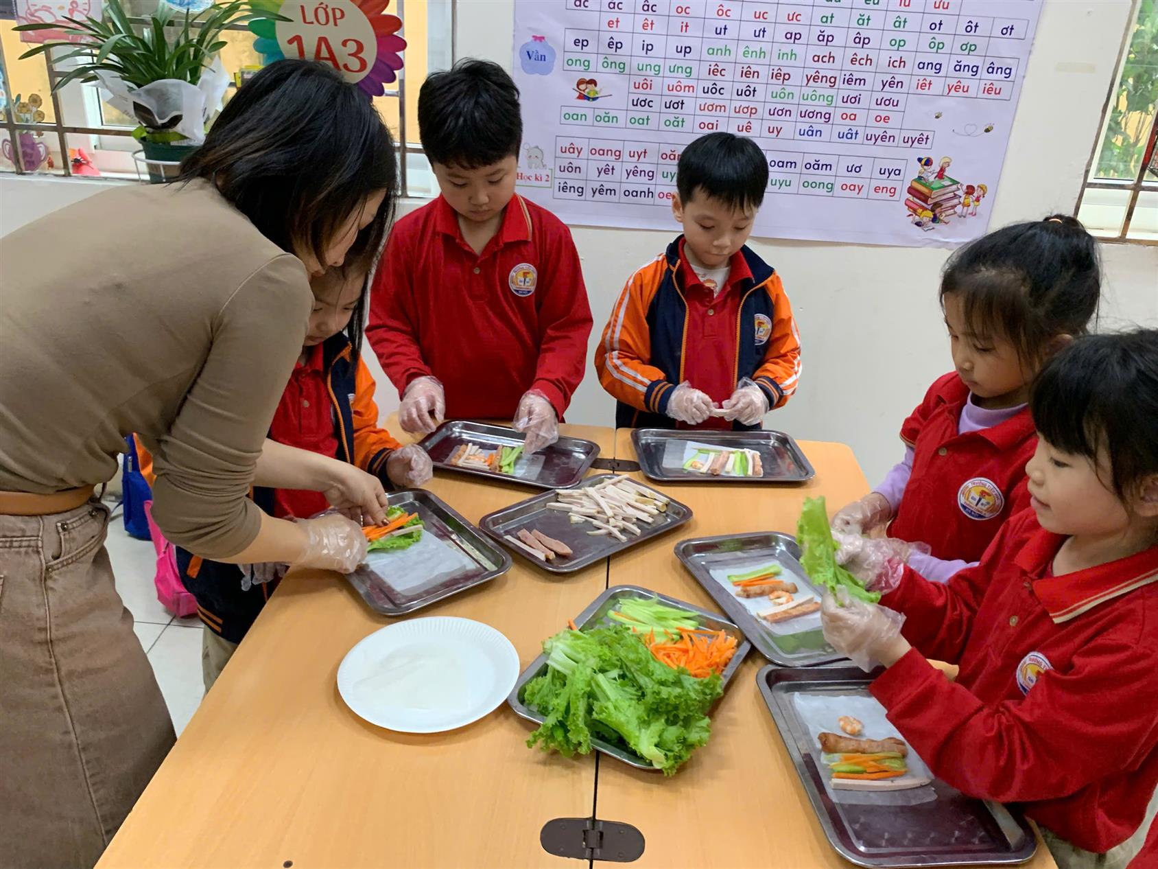 Ỉn con A3 háo hức trải nghiệm làm phở cuốn