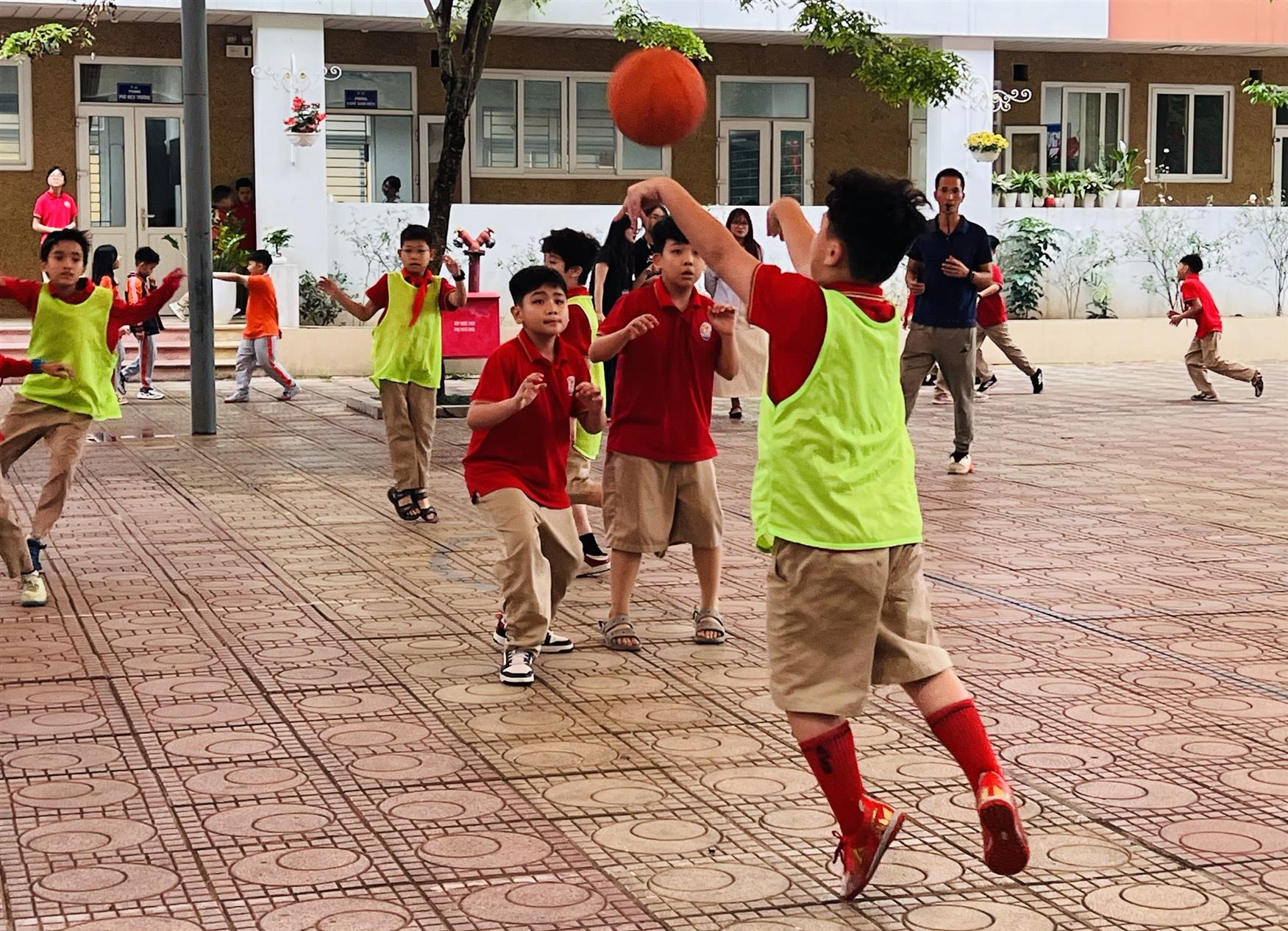 Trận đấu bóng rổ bùng nổ, kịch tính giữa lớp 4A1 và lớp 4A5