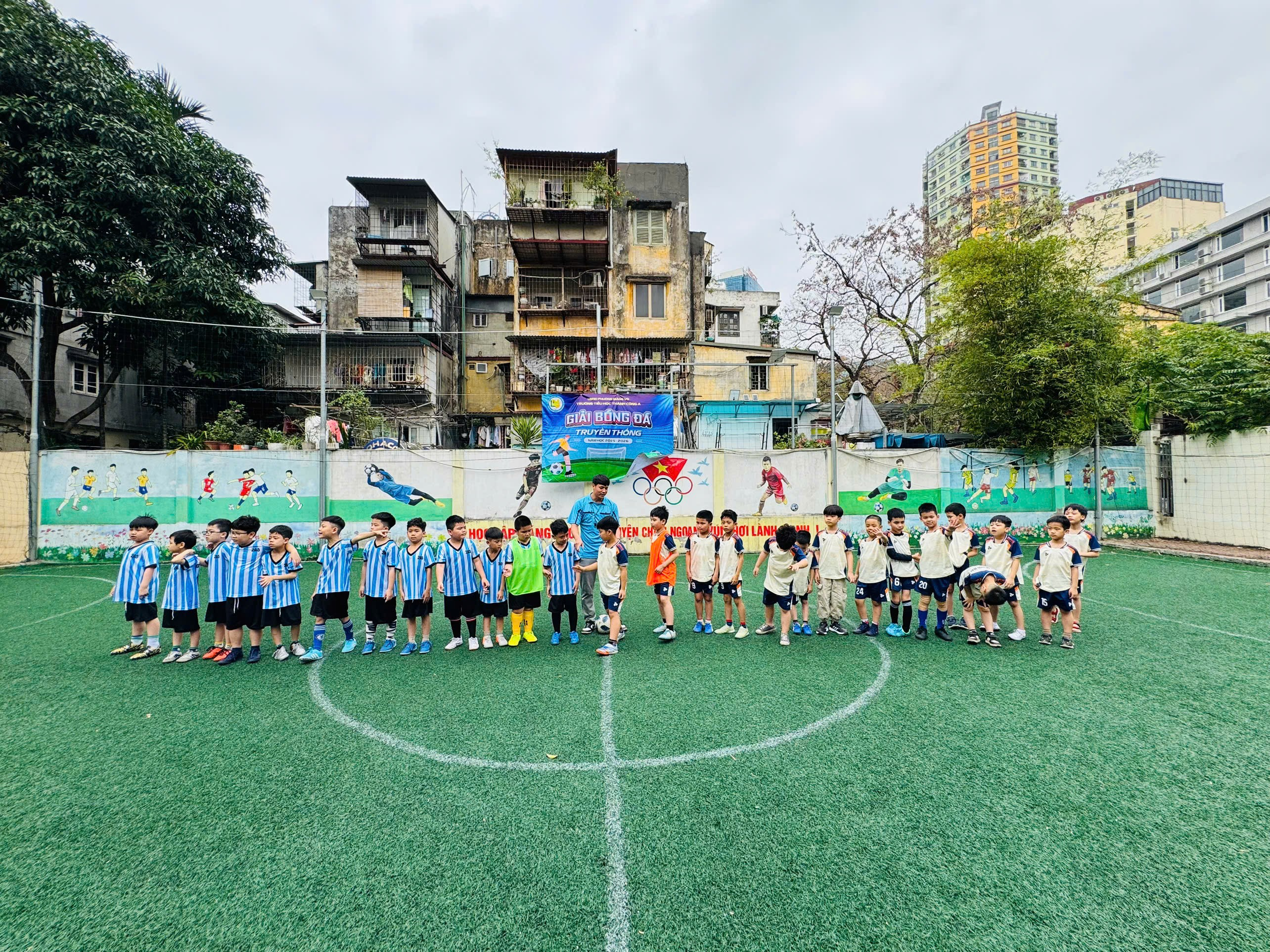 A group of kids standing on a football field

AI-generated content may be incorrect.