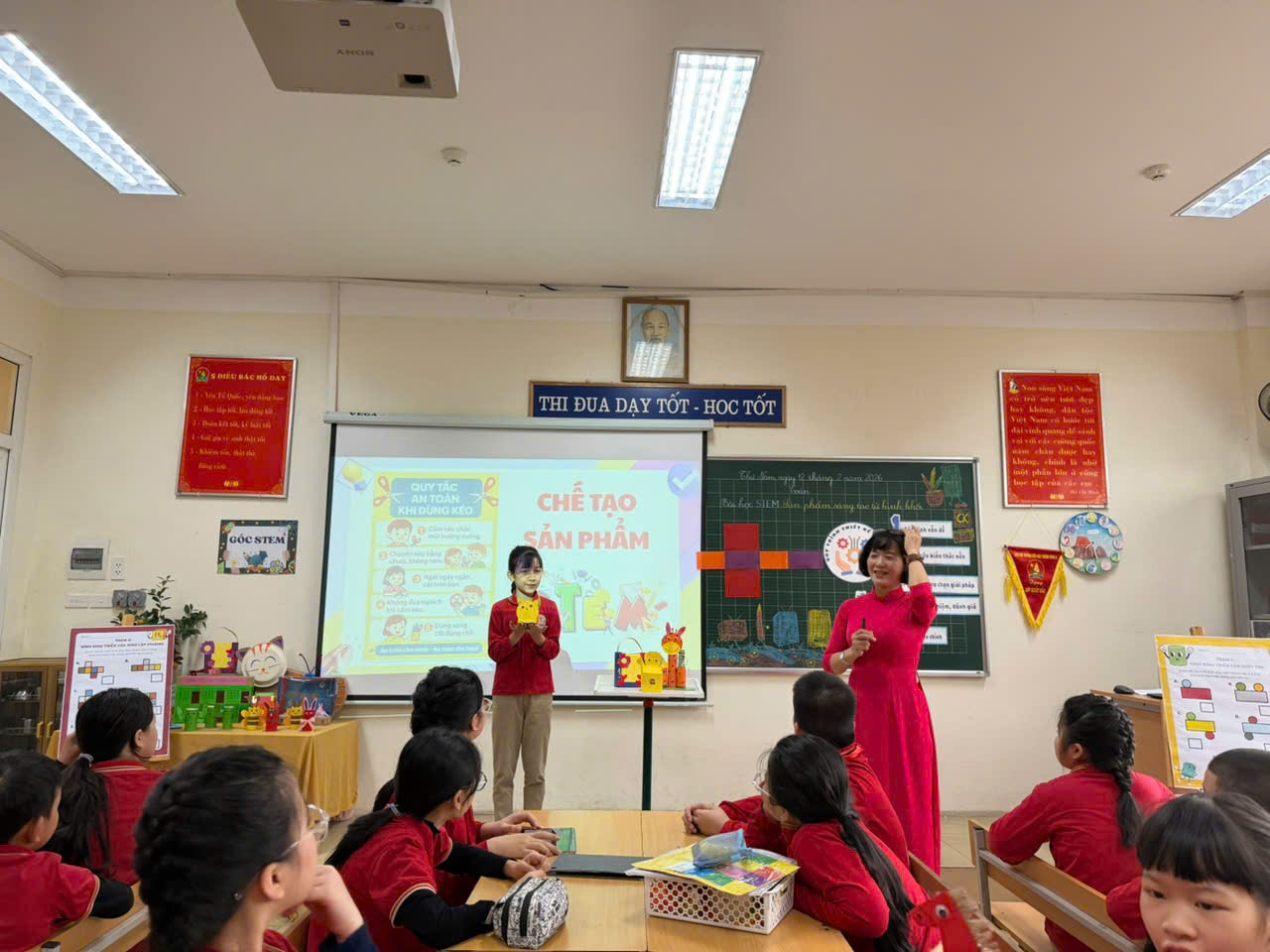 A person standing in front of a classroom with a group of students

Description automatically generated