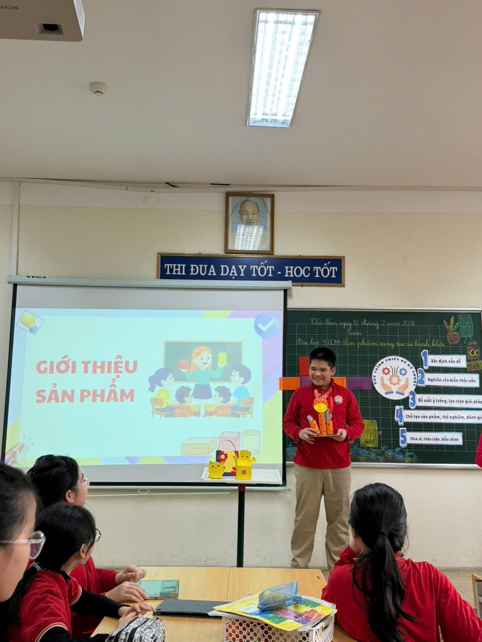 A person standing in front of a classroom

Description automatically generated