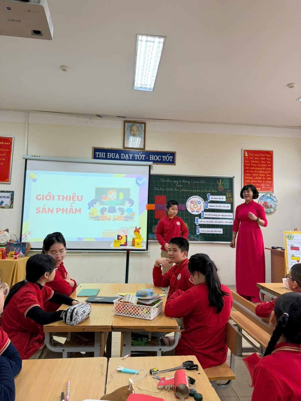 A group of people in a classroom

Description automatically generated