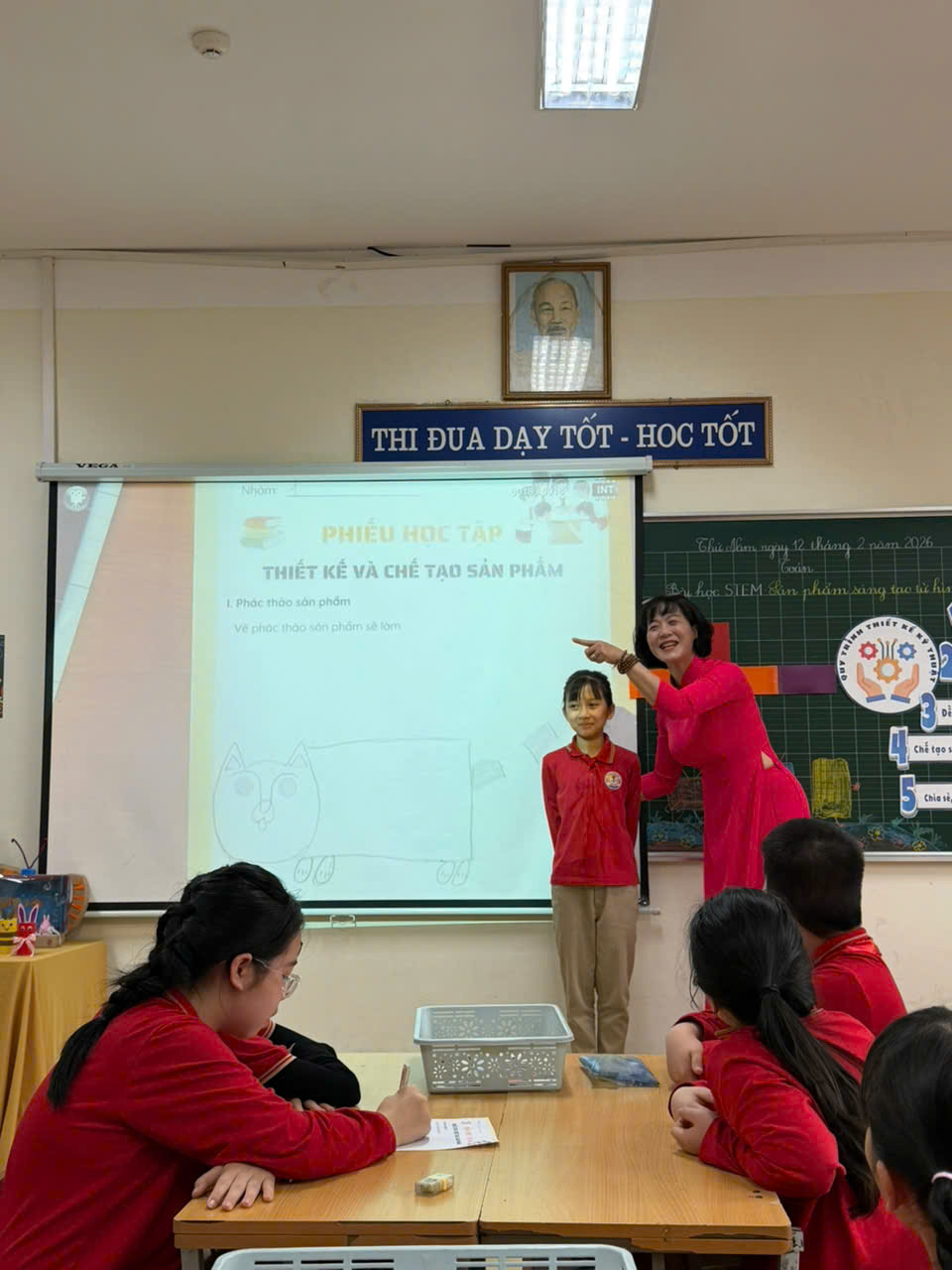 A person pointing at a screen

Description automatically generated