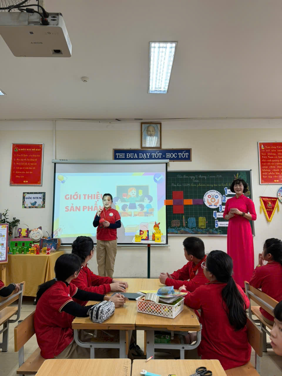 A group of children in a classroom

Description automatically generated