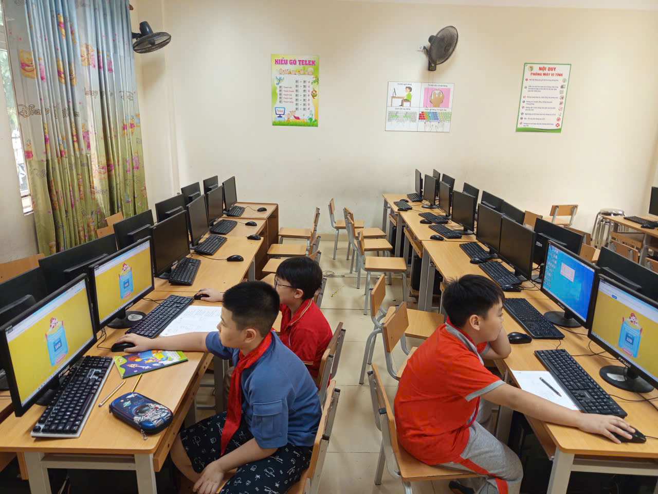 A group of kids sitting at desks using computers

AI-generated content may be incorrect.