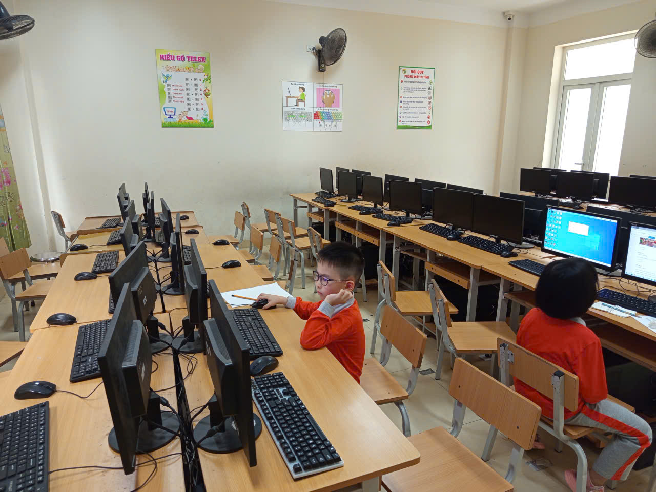 A group of kids in a classroom with computers

AI-generated content may be incorrect.