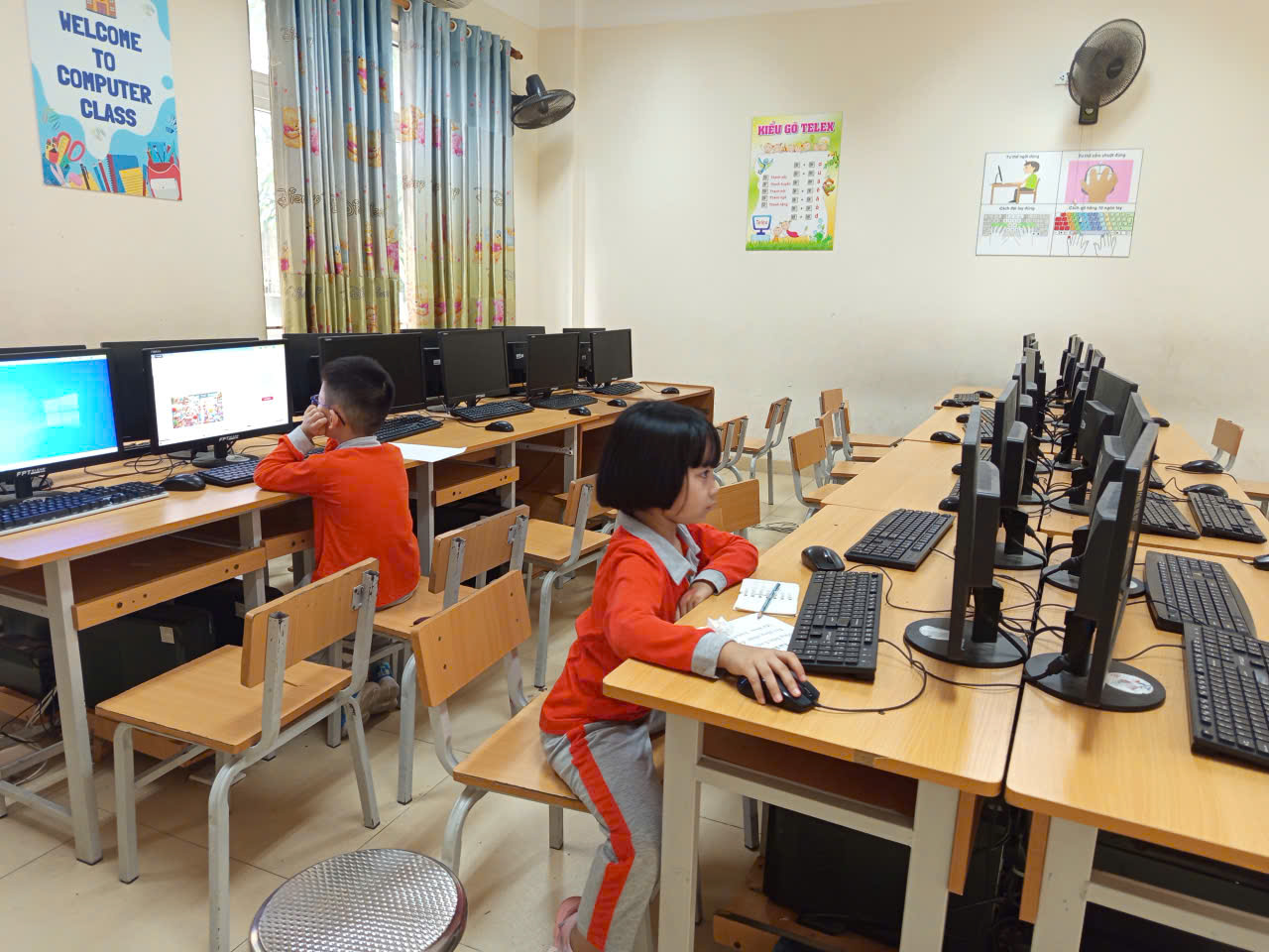 A group of children in a classroom using computers

AI-generated content may be incorrect.