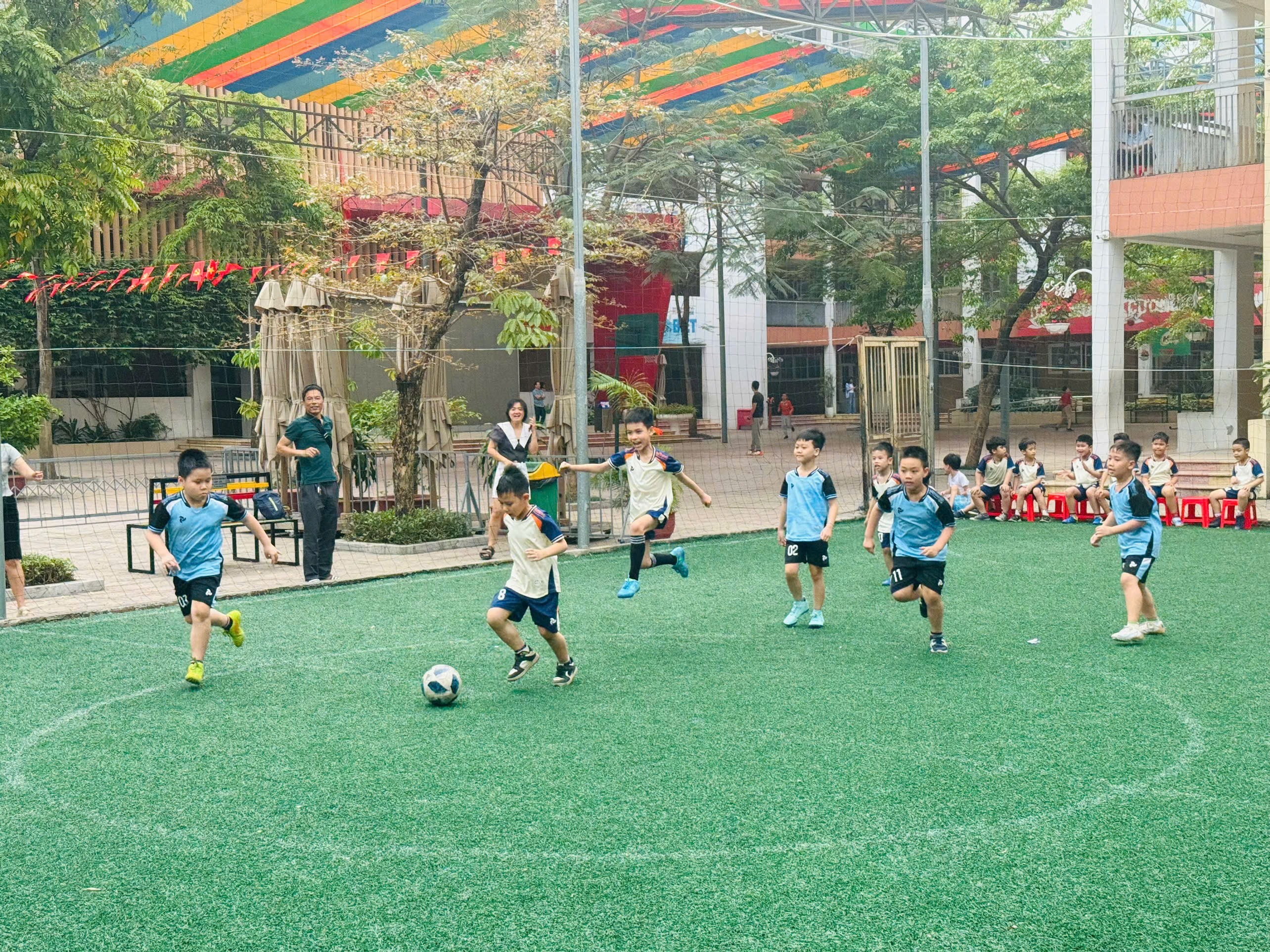 A group of kids playing football

AI-generated content may be incorrect.