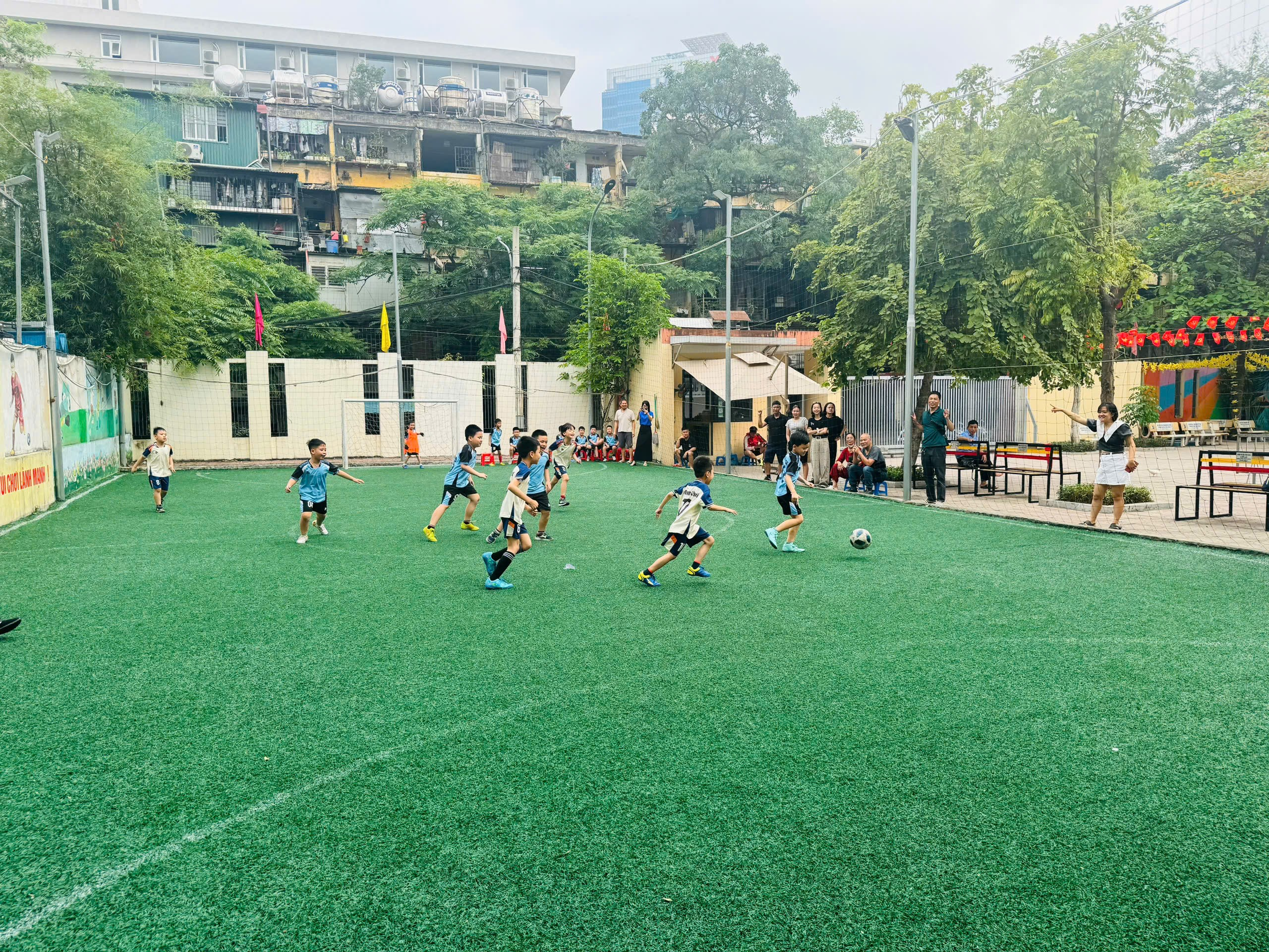 A group of kids playing football on a green field

AI-generated content may be incorrect.