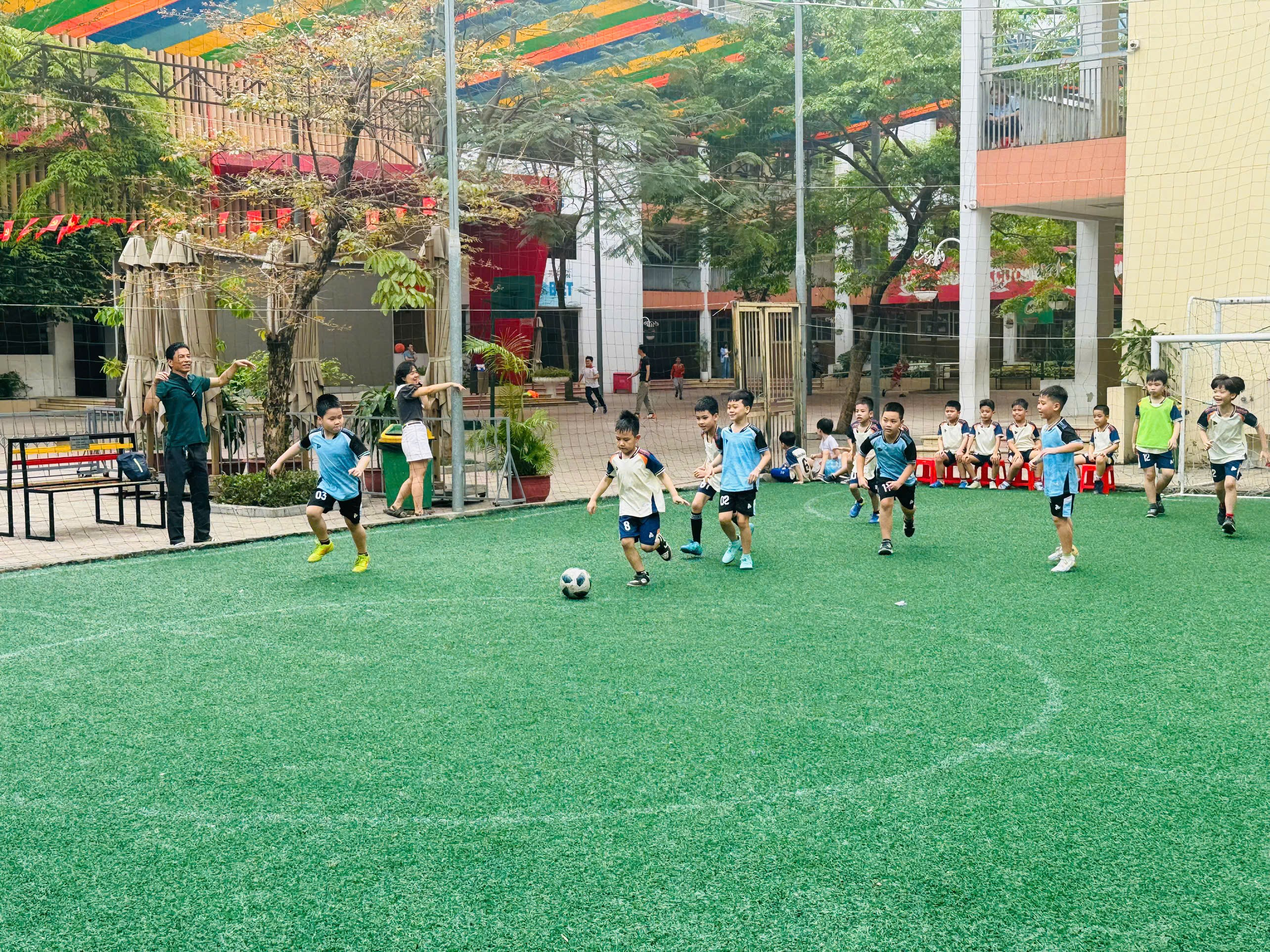 A group of kids playing football

AI-generated content may be incorrect.