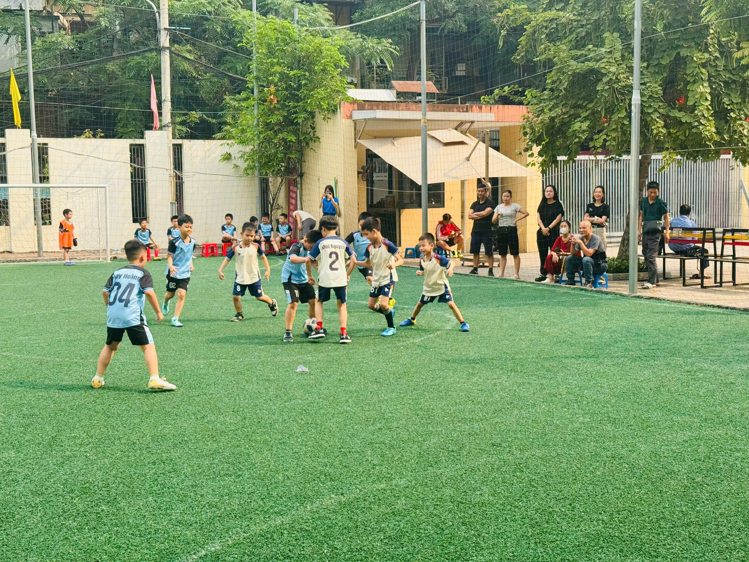 A group of kids playing football on a field

AI-generated content may be incorrect.