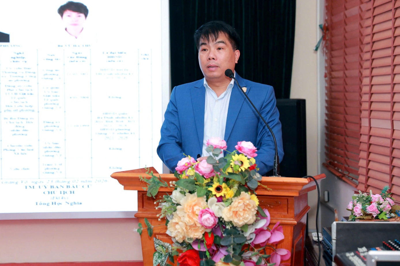 C:\Users\ABCD\Desktop\VĂN NGHỆ 8-3\z7598165729185_259832bc3c878856d9f3525b0702ab00.jpg