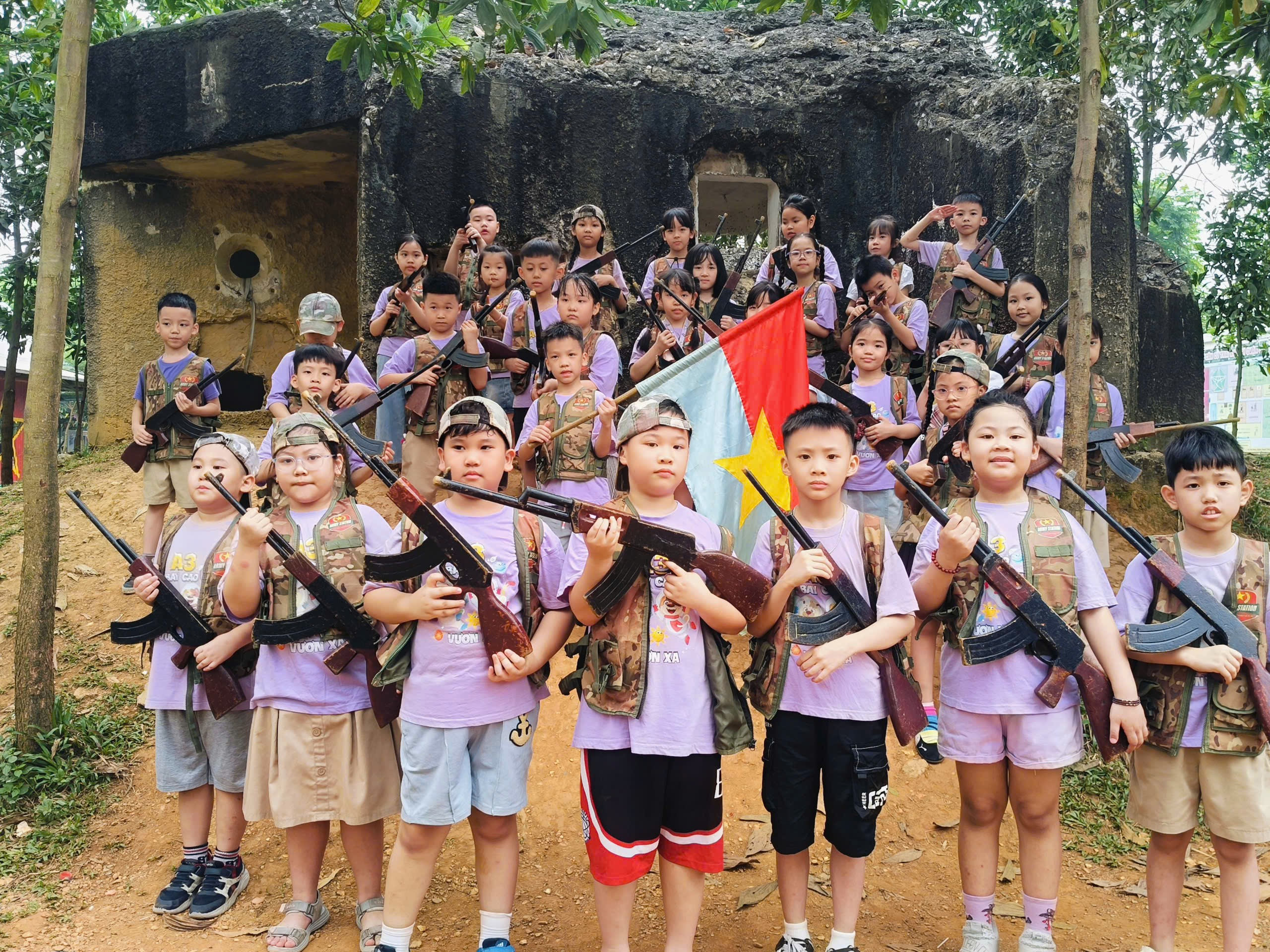 A group of children holding guns

AI-generated content may be incorrect.