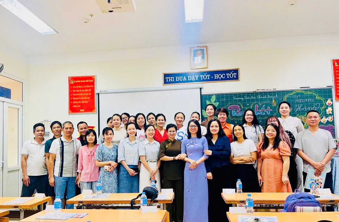 A group of people standing in a classroom

AI-generated content may be incorrect.